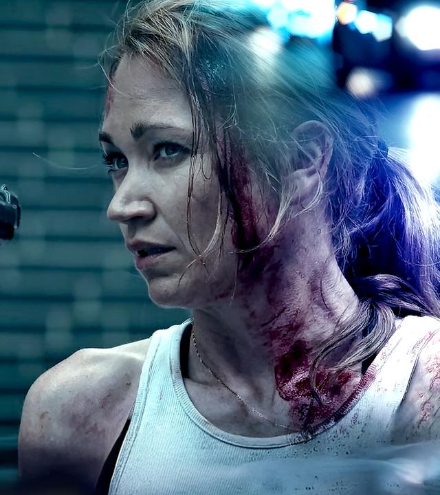 Sarah Kohr (Lisa Maria Potthoff) wird in einer Gasse mit einer Pistole bedroht.