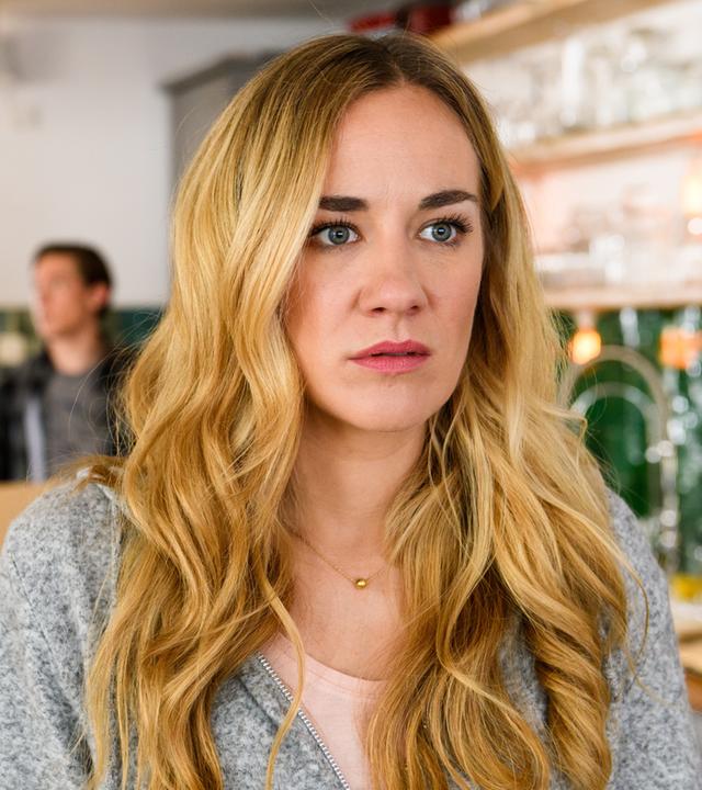 "Bettys Diagnose - Stillgestanden": Betty Weiss (Annina Hellenthal) schaut emotional berührt ins Leere, während Oliver Weiss (Alexander Koll) und Yannick Weiss (Alvar Goetze) im Hintergrund miteinander sprechen.