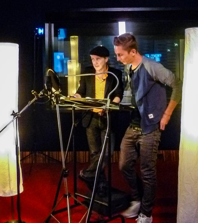 Eric im Tonstudio beim Synchronisieren