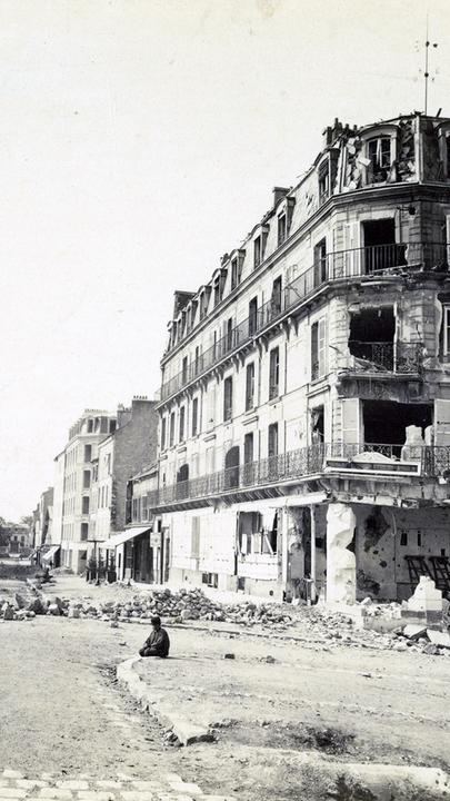 "Stimmen aus dem Krieg - Deutsche und Franzosen 1870/1871 - Der Kriegsberichterstatter": Schwarz-Weiß-Aufnahme. Ansicht einer zerstörten Straße: die Ruinen in der Grande Rue in Asnières-sur-Seine, Paris.