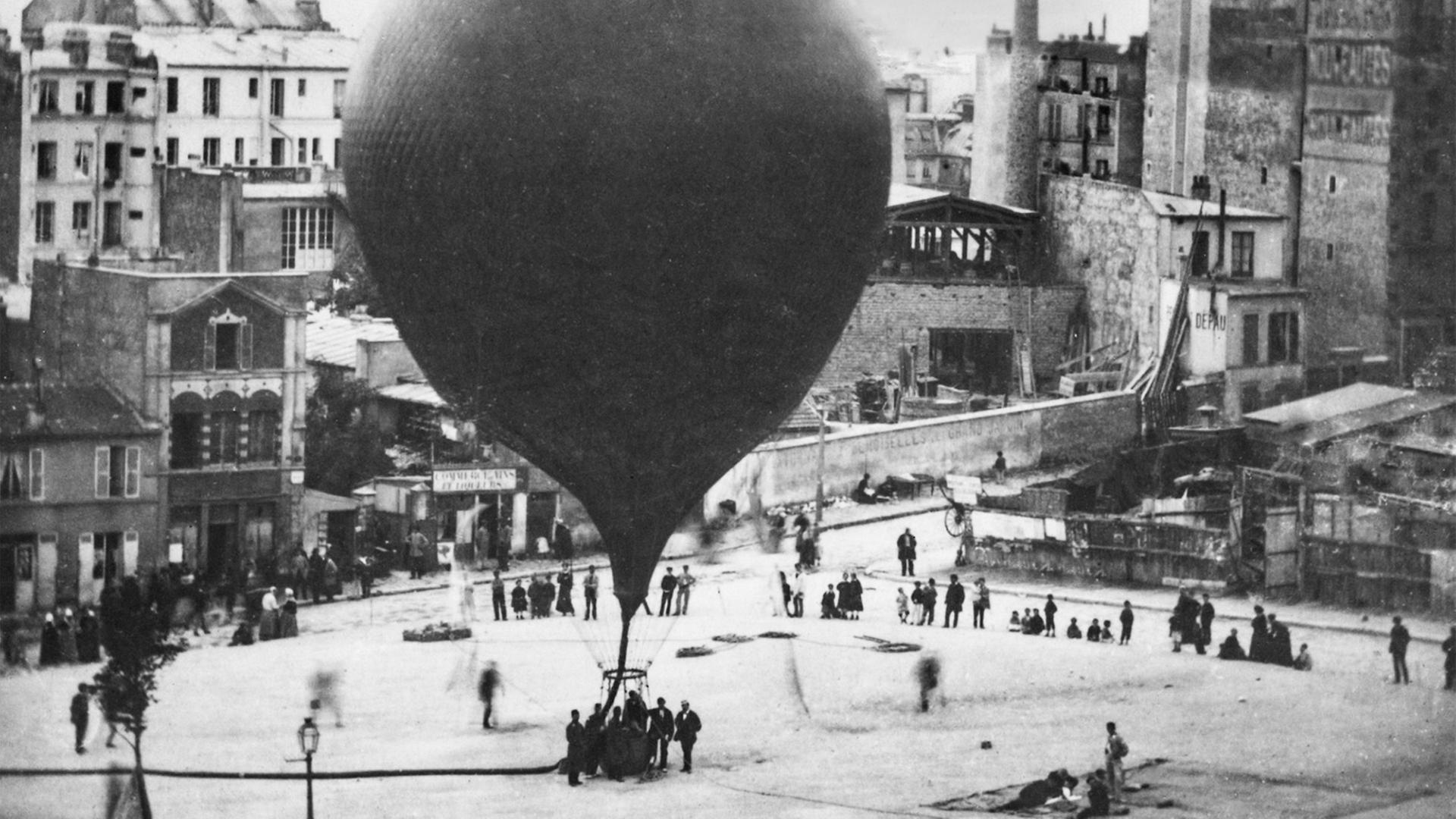 "Stimmen aus dem Krieg - Deutsche und Franzosen 1870/1871 - Die Pariserin": Schwarz-Weiß-Aufnahme. Aufstieg des Heißluftballons "Le Neptune" von der Place Saint-Pierre in Montmartre, Paris, 23. September 1870.