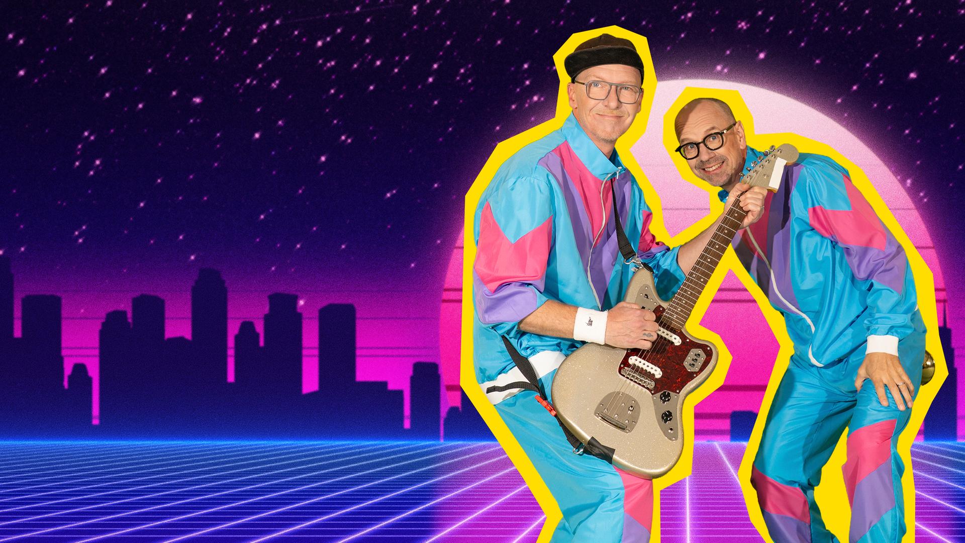 ICH & HERR MEYER tragen oldschool Trainingsanzüge und stehen vor einem neonfarbenen Stadthintergrund.