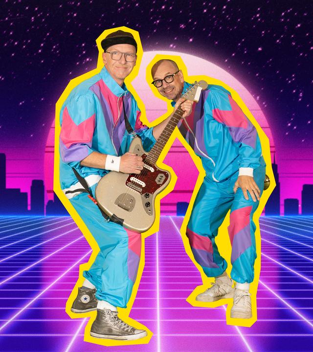 ICH & HERR MEYER tragen oldschool Trainingsanzüge und stehen vor einem neonfarbenen Stadthintergrund.