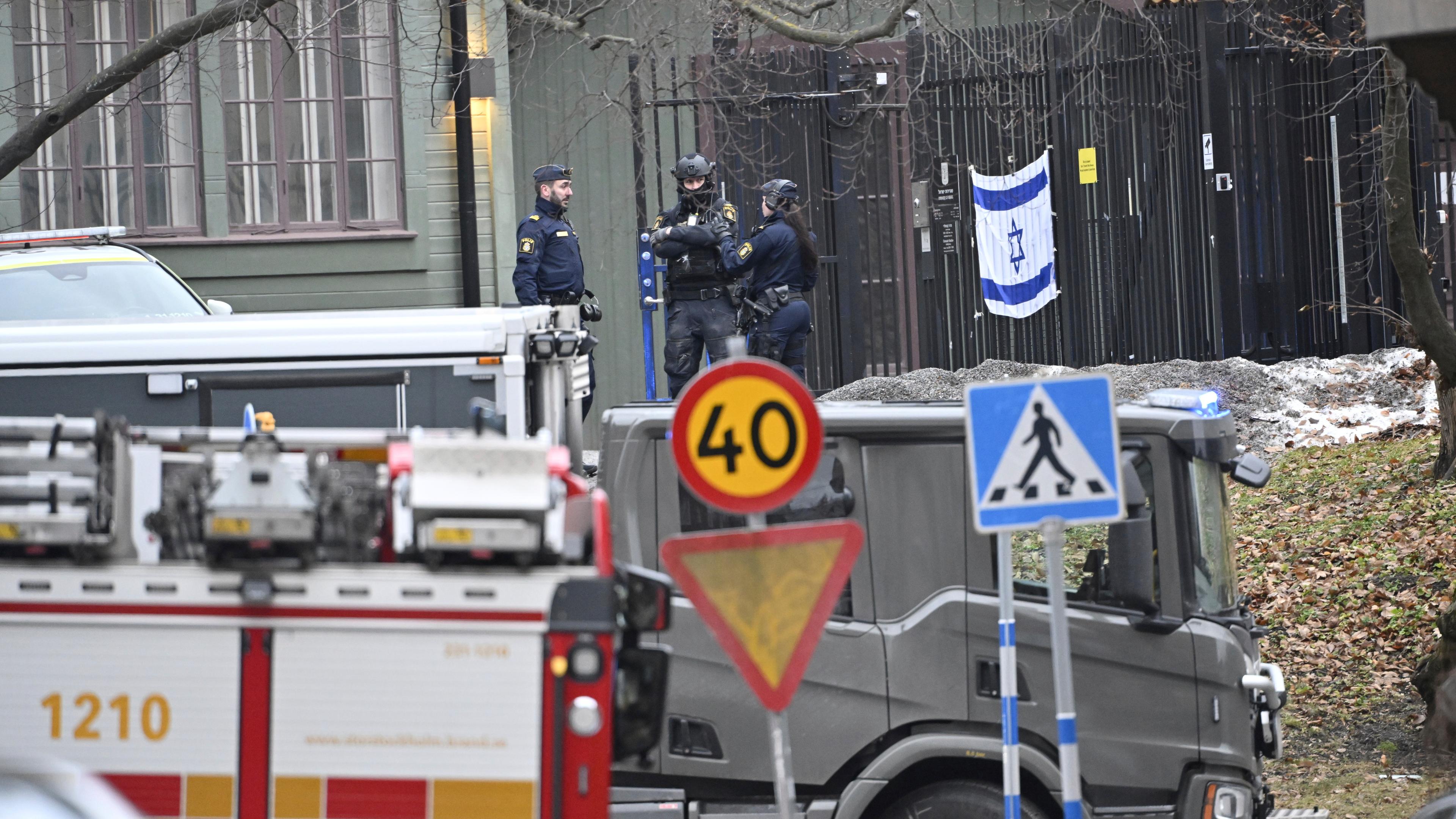 Polizisten stehen vor der israelischen Botschaft in der schwedischen Hauptstadt Stockholm.