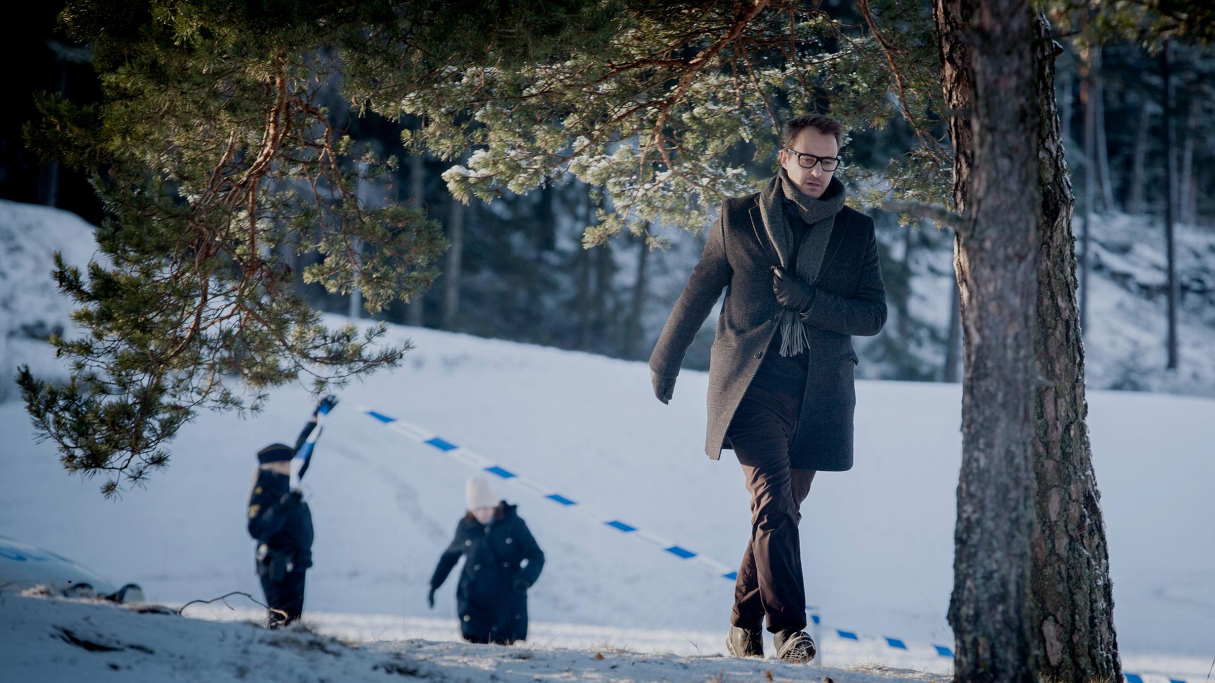 Alex Recht läuft durch den Schnee, seine Kollegin Fredrika Bergman läuft ein Stück entfernt hinter ihm