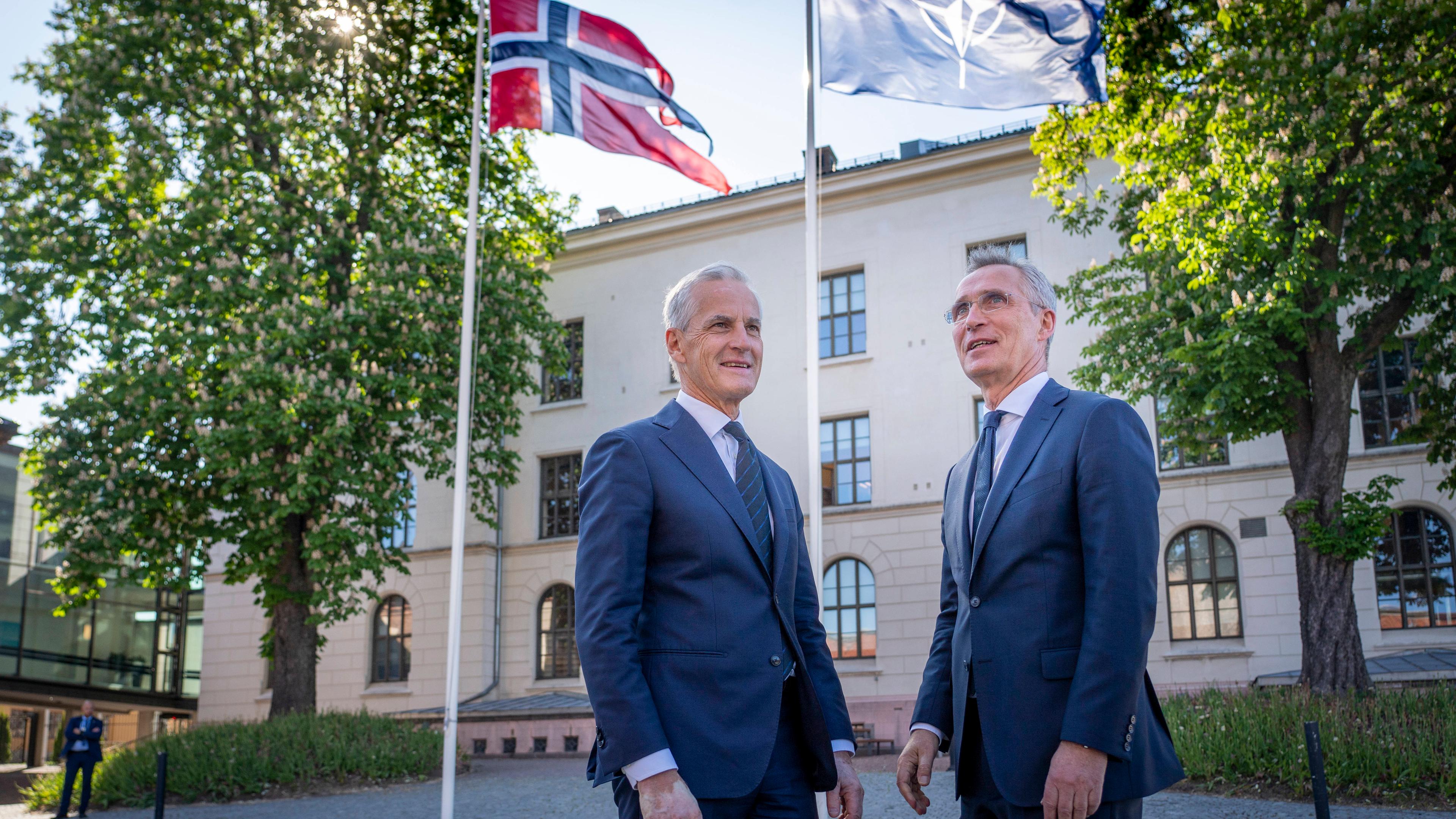 NATO-Chef Jens Stoltenberg begrüßt Premierminister Jonas Gahr Store im Zusammenhang mit dem NATO-Außenministertreffen in Oslo