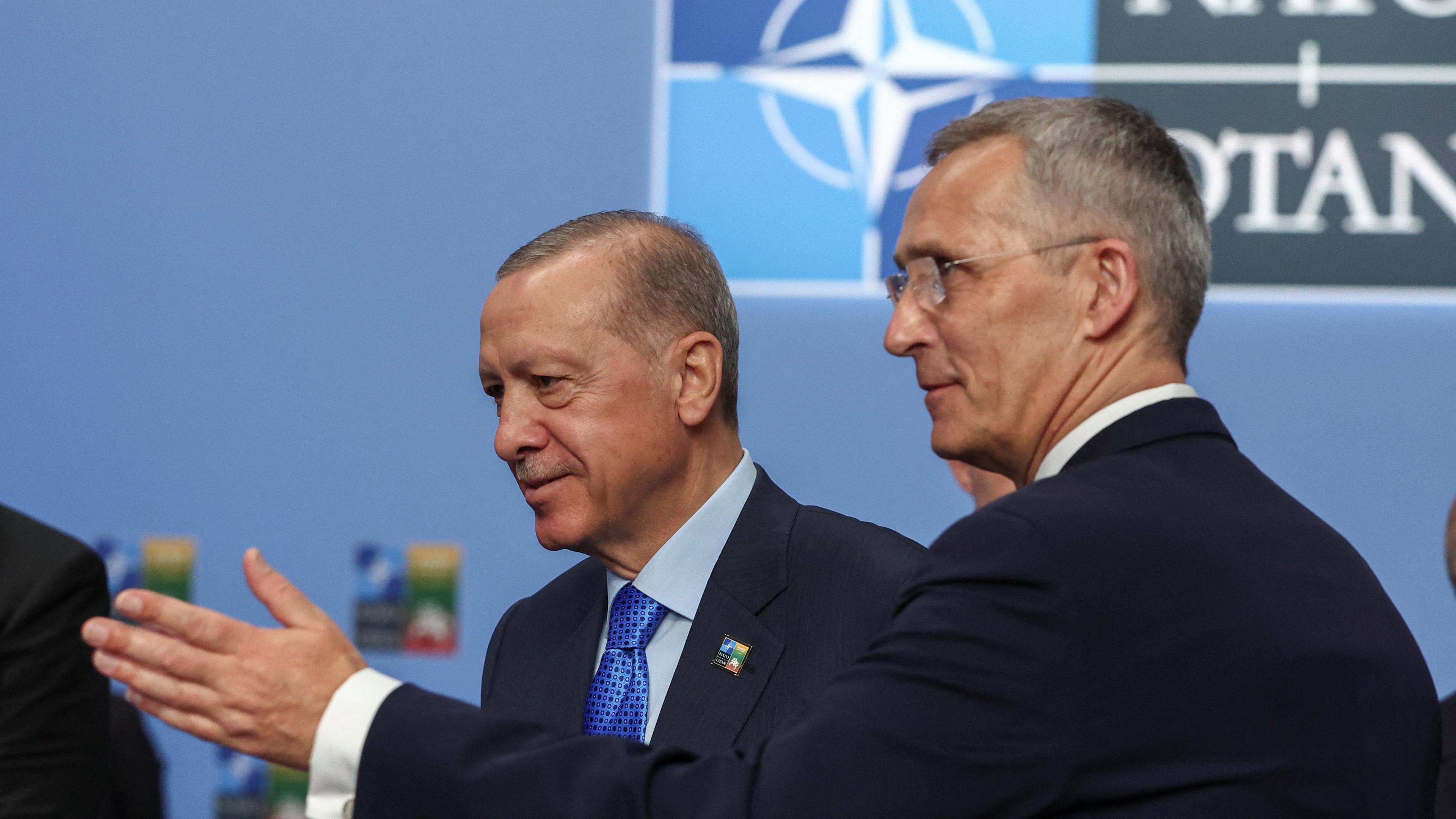 Archiv: NATO-Generalsekretär Jens Stoltenberg und der türkische Präsident Tayyip Erdogan nehmen am 11. 07. 2023 an einem NATO-Gipfel der Staats- und Regierungschefs in Vilnius, Litauen