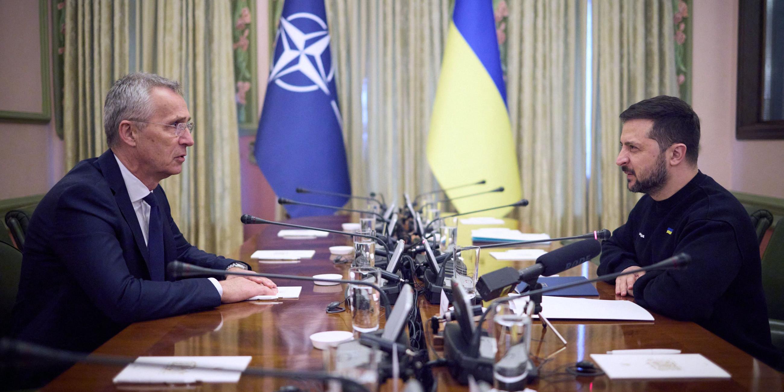 NATO-Generalsekretär Jens Stoltenberg (l.) und den ukrainischen Präsidenten Volodymyr Selenskyj, die während ihres Treffens in Kiew, Ukraine