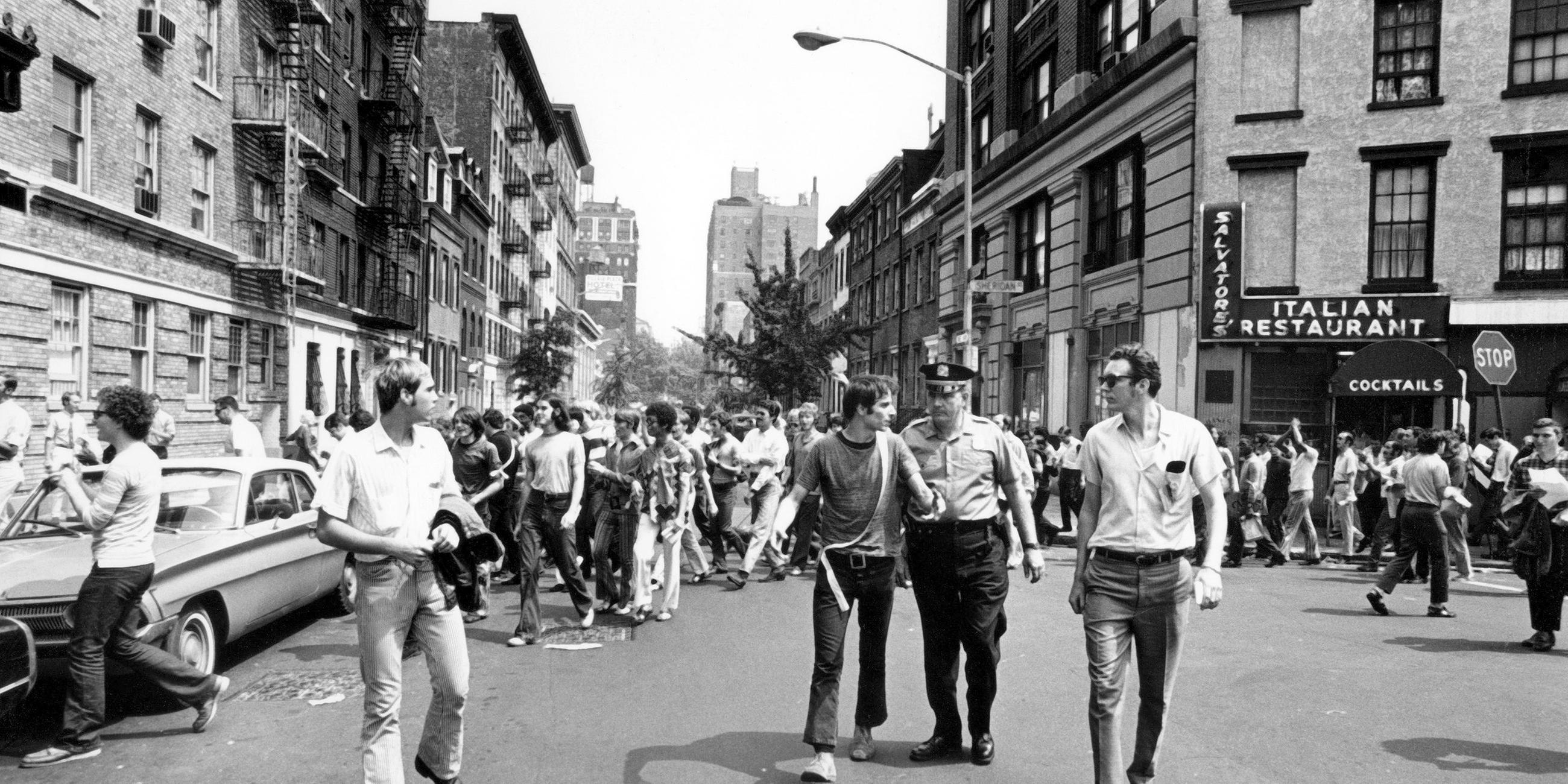 Einen Monat nach den Demonstrationen. Aktivist Marty Robinson führt erste Kundgebung für Schwulenrechte an.