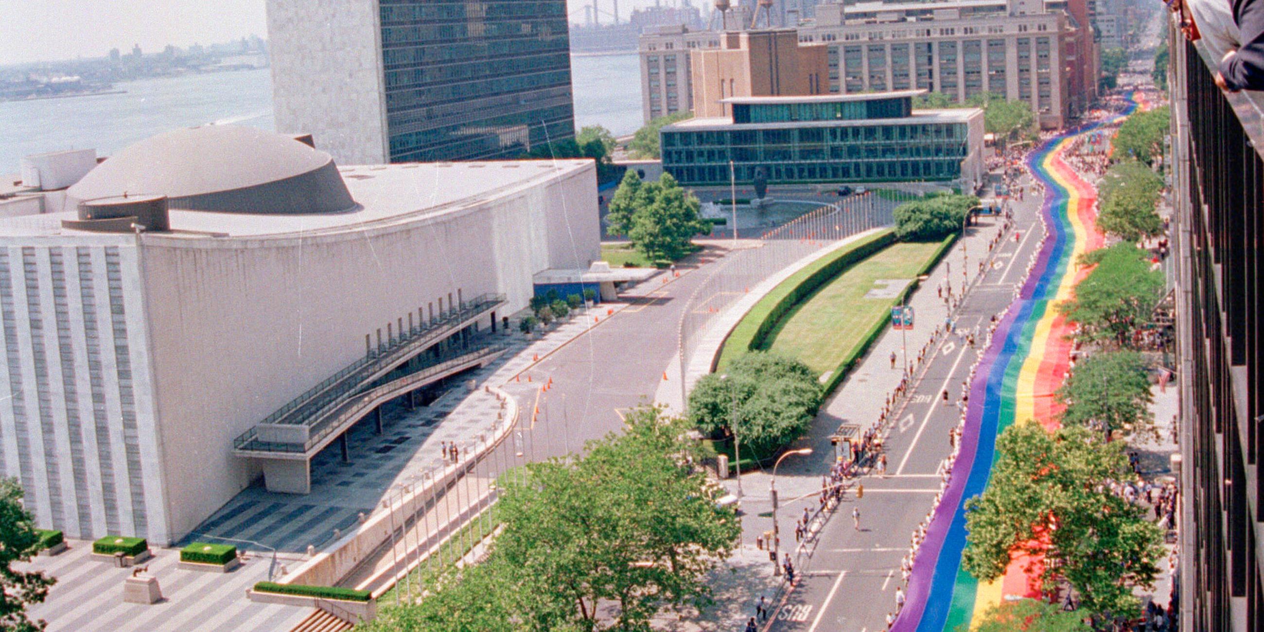 Ein Regenbogenbanner von einer Meile Länge wird 1994 über die First Avenue in New York getragen.