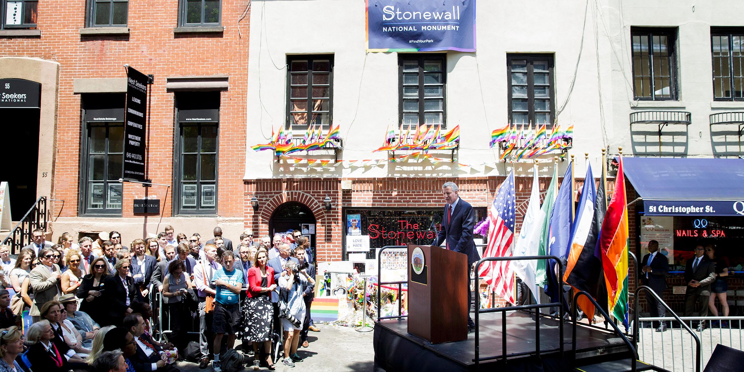 2016 spricht New Yorks Bürgermeister Bill de Blasio bei der Einweihung des Stonewall National Monument.