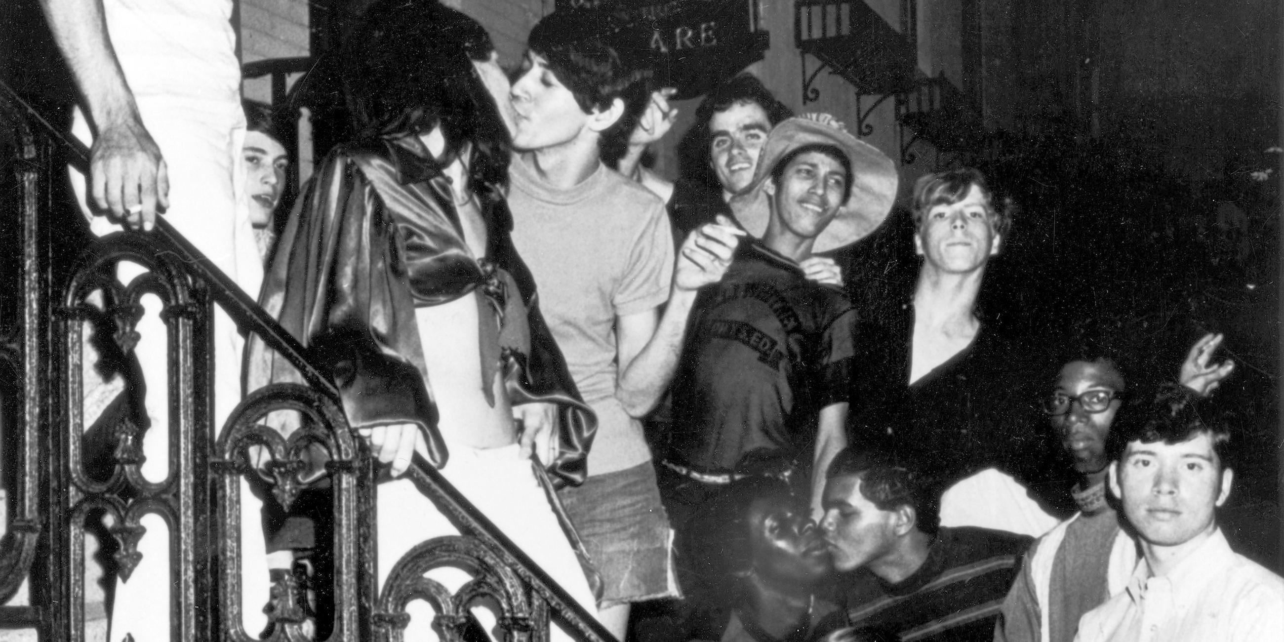Junge Menschen feiern in der Nähe des Stonewall Inn 1969.