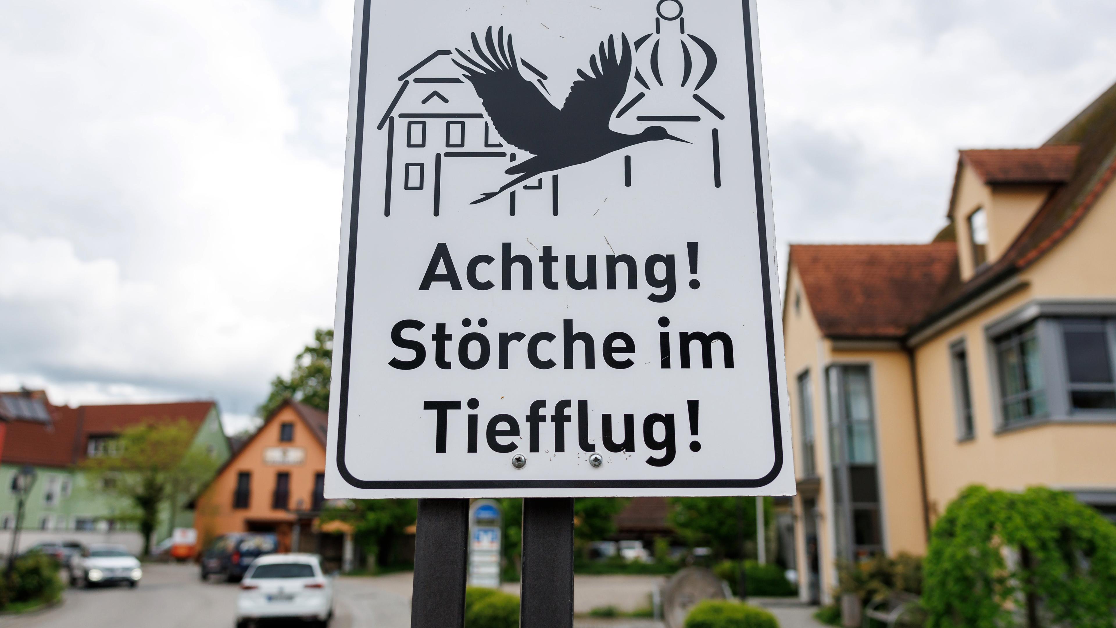"Achtung! Störche im Tiefflug!" steht auf einem Schild am Ortseingang, aufgenommen am 10.05.2023 in Uehlfeld
