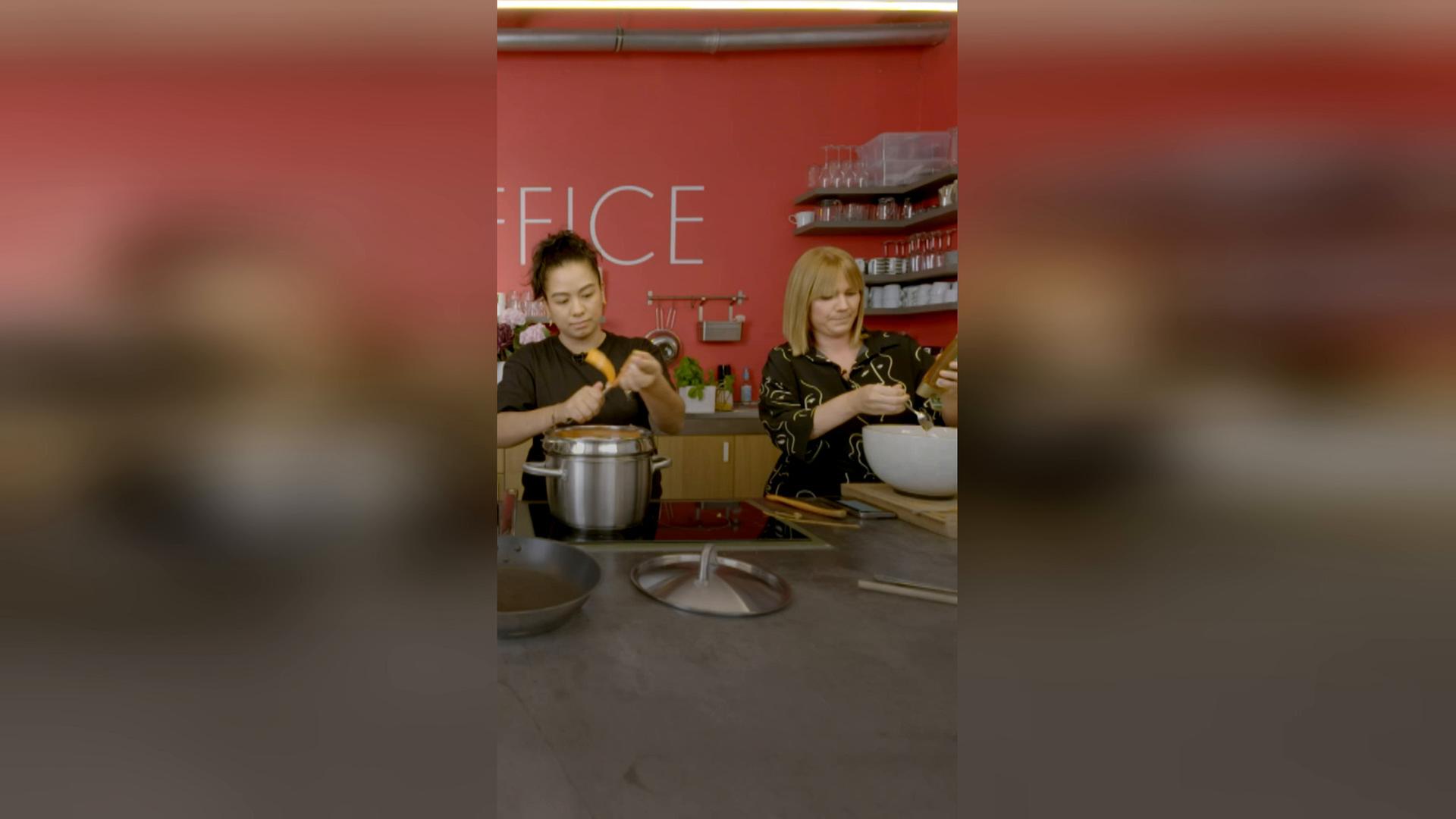 In einer Küche kochen Rosa Roderigo und Louisa Dellert zusammen. 