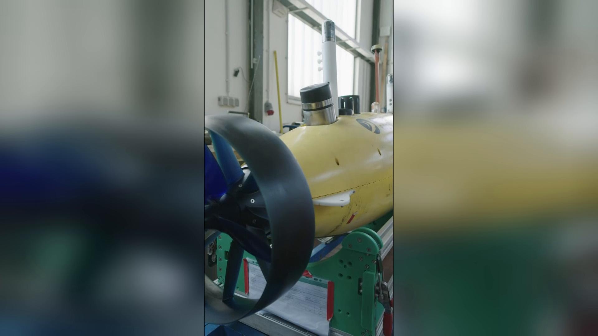 Ein gelber Tauchroboter mit einer schwarzen Schraube.