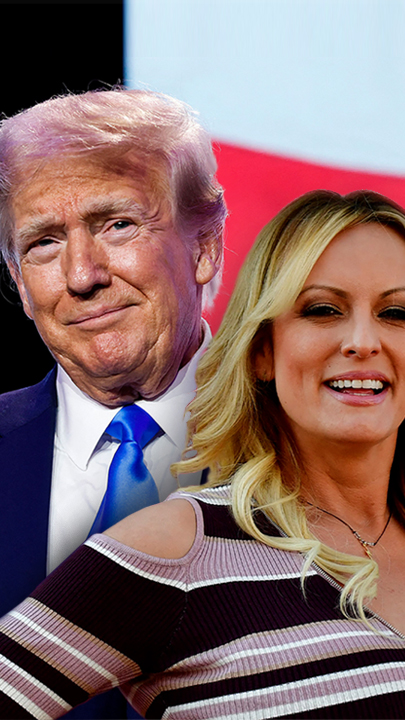 Collage Trump links, Stormy Daniels rechts vor Trump