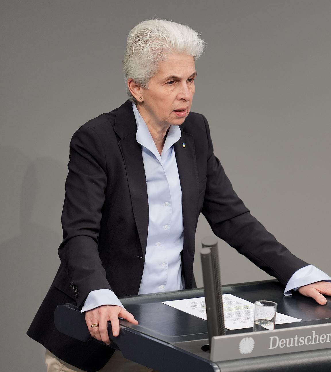 Marie-Agnes Strack-Zimmermann (FDP) spricht in der Debatte zu Zehn Jahre russischer Krieg in der Ukraine im Bundestag