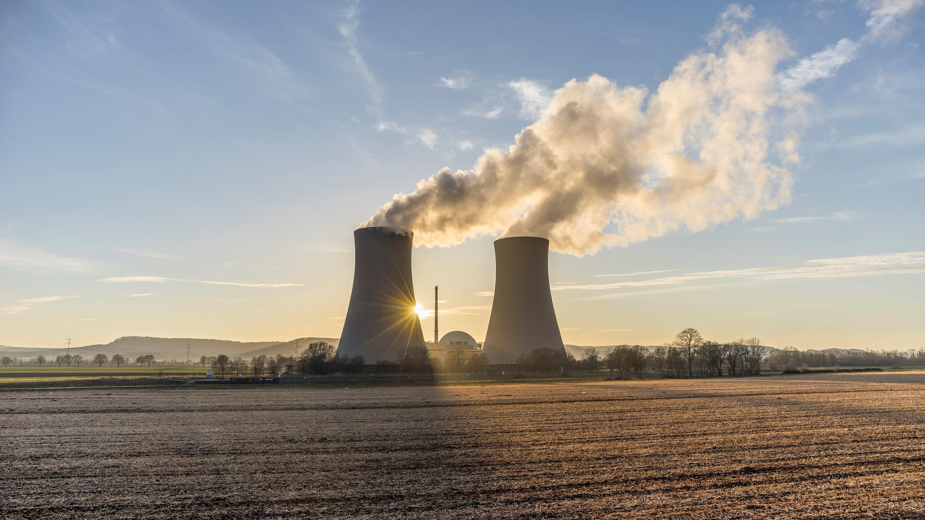 "Strahlendes Comeback - Rettet Atomkraft das Klima?": Landschaftsaufnahme vom Atomkraftwerk Grohnde in Niedersachsen bei Sonnenaufgang.