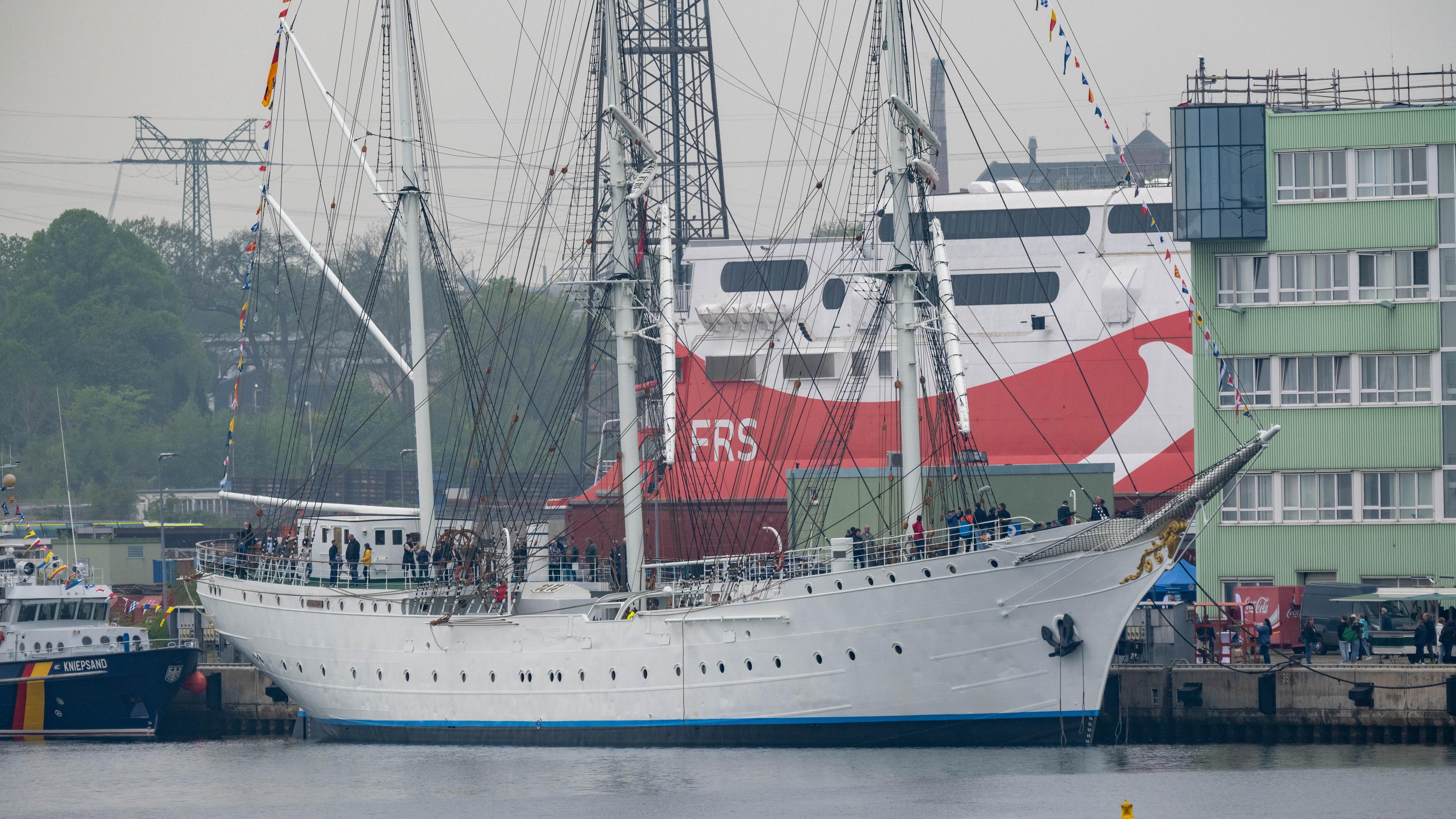 Mecklenburg-Vorpommern, Stralsund: Das Segelschiff ·Gorch Fock I· liegt am Ausrüstungkai der Volkswerft. Die Hansestadt Stralsund hat das Segelschulschiff Gorch Fock I gekauft und auf der Werft sanieren lassen.