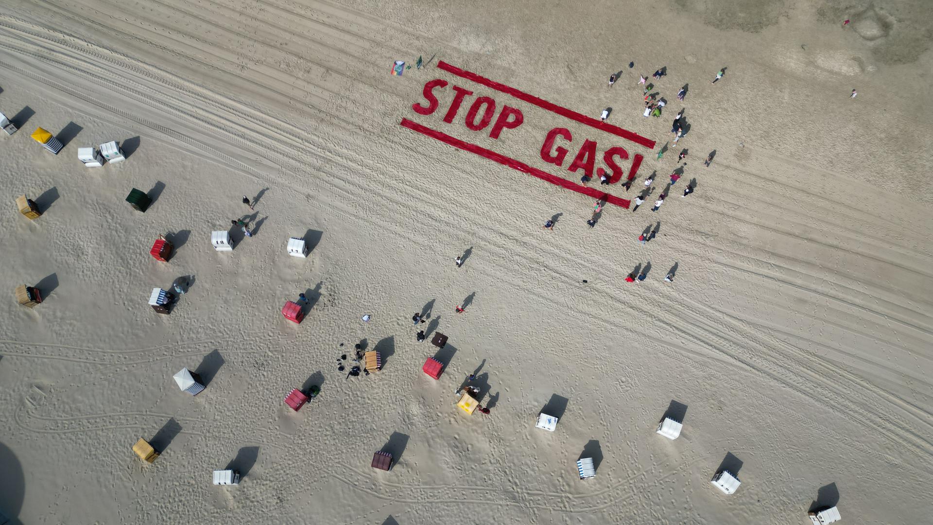 Strand von Borkum: Fridays-for-future-Protest gegen Gasbohrungen in der Nordsee