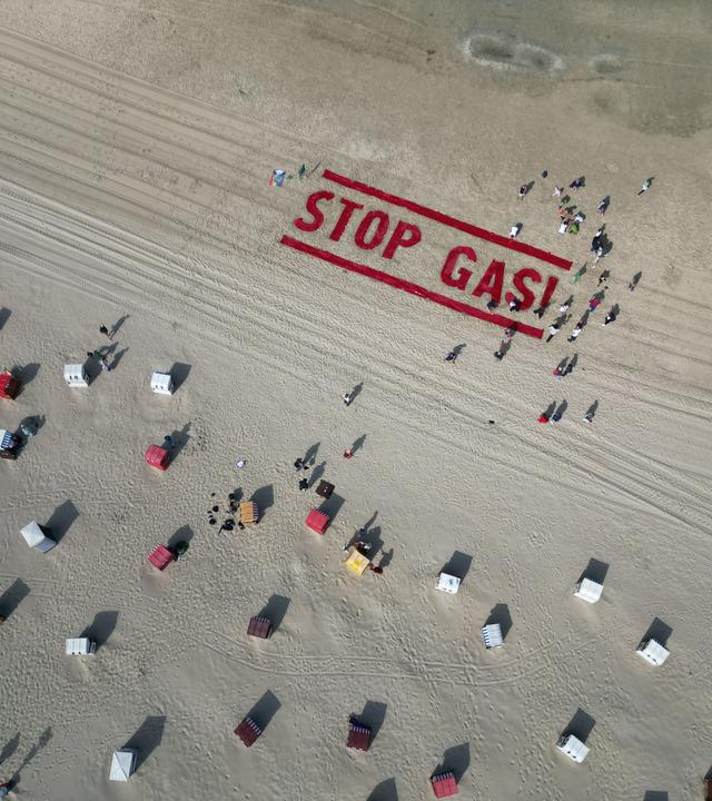 Strand von Borkum: Fridays-for-future-Protest gegen Gasbohrungen in der Nordsee
