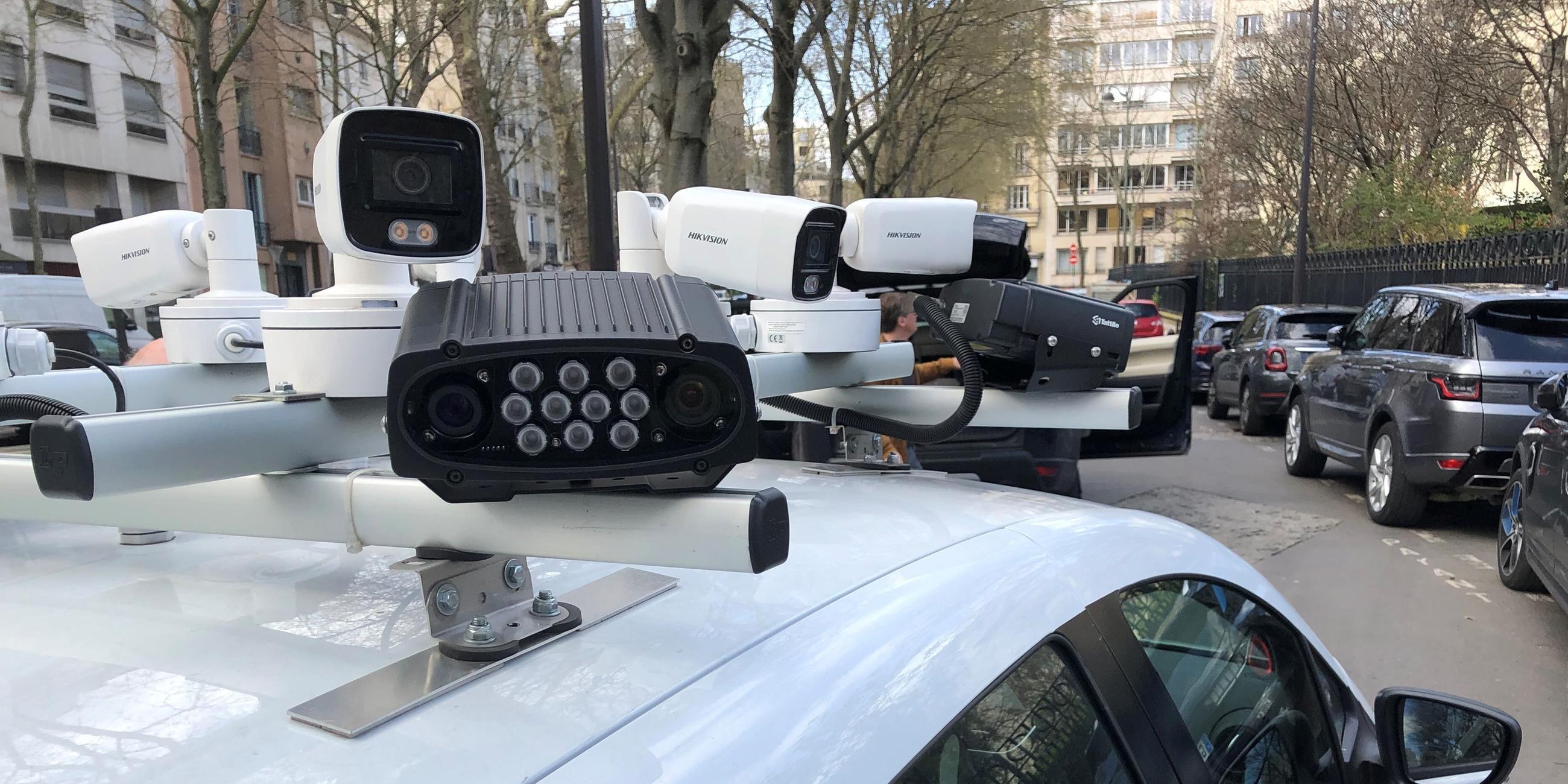 Kameras auf dem Dach eines Scan-Autos kontrollieren, ob für abgestellte Autos die Parkgebühren bezahlt wurden.