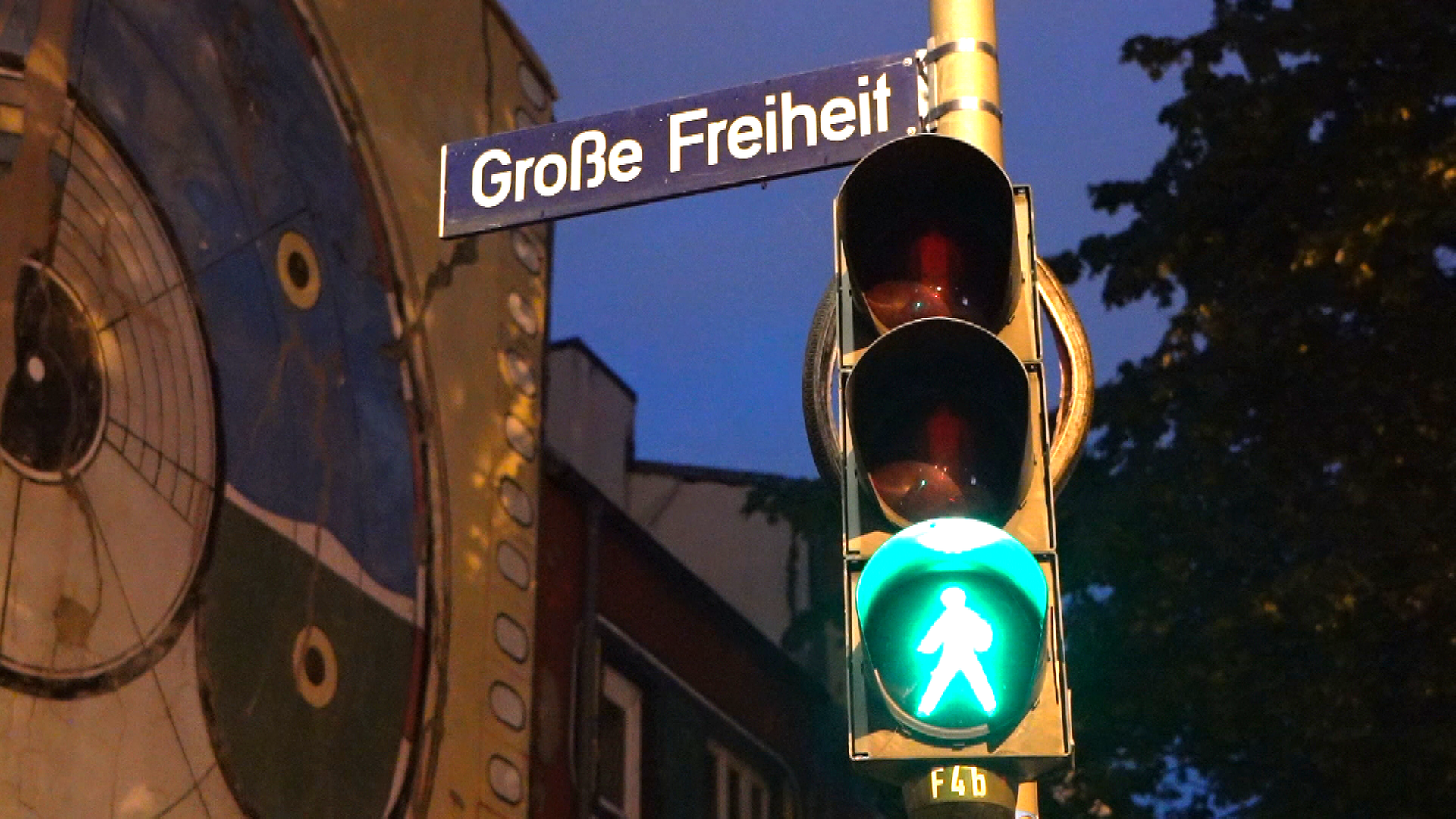Ein grüne Fußgängerampel neben dem Straßenschild "Große Freiheit" in Hamburg