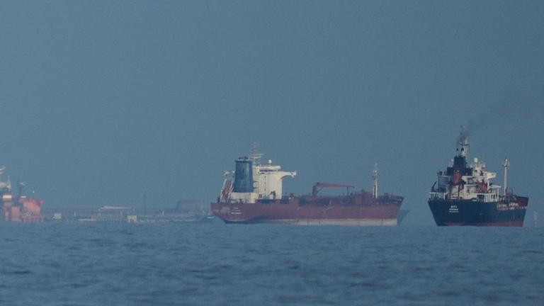 Öltanker und Frachtschiffe reihen sich in der Straße von Hormus auf. (Archiv)