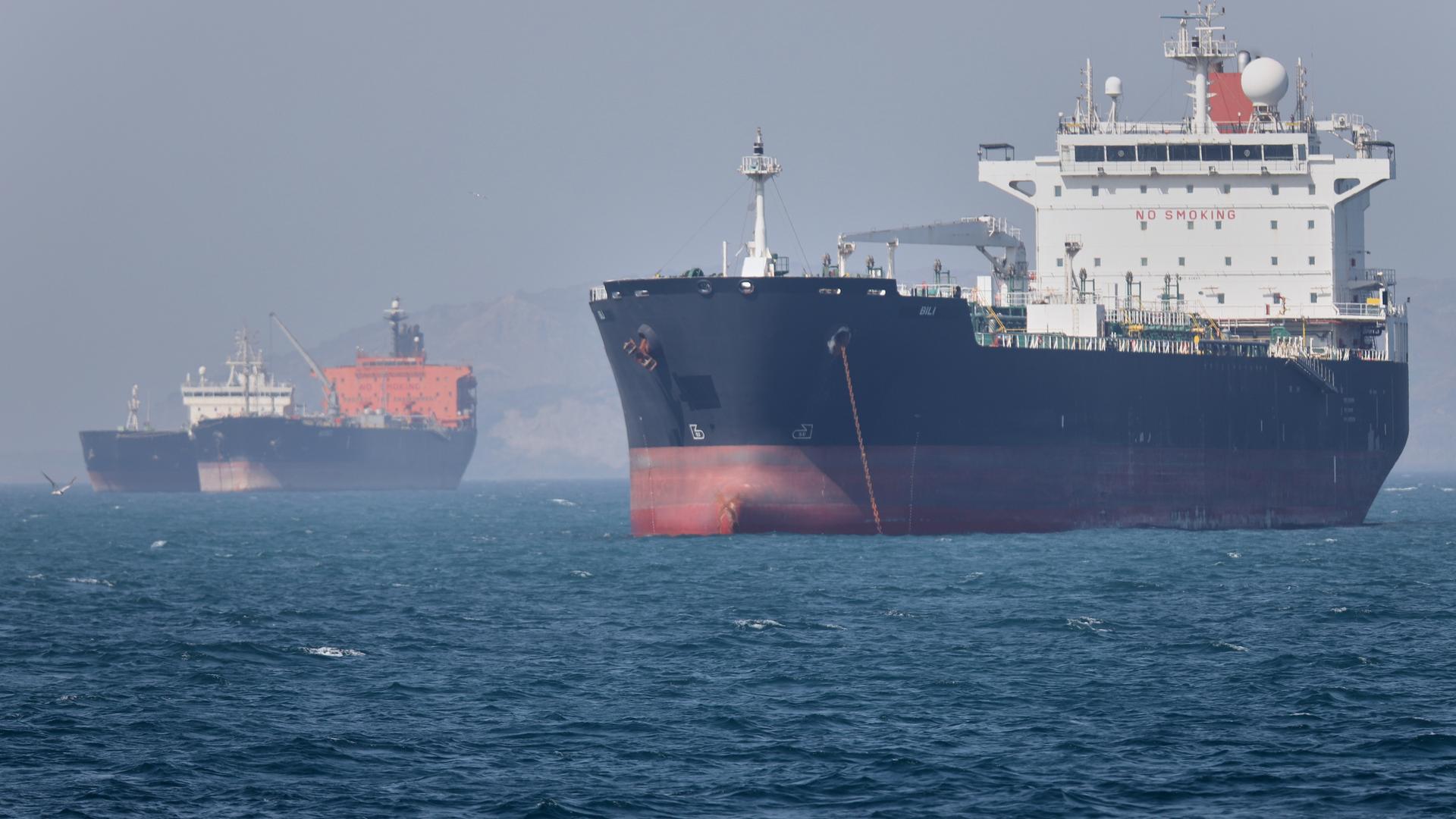  Öltanker liegen in der Straße von Hormuz vor Bandar Abbas, Iran, vor Anker.