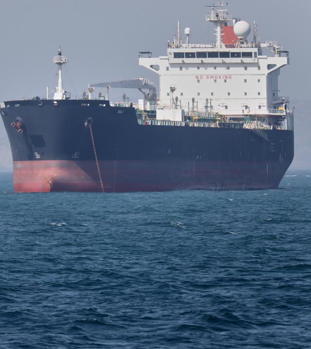  Öltanker liegen in der Straße von Hormuz vor Bandar Abbas, Iran, vor Anker.