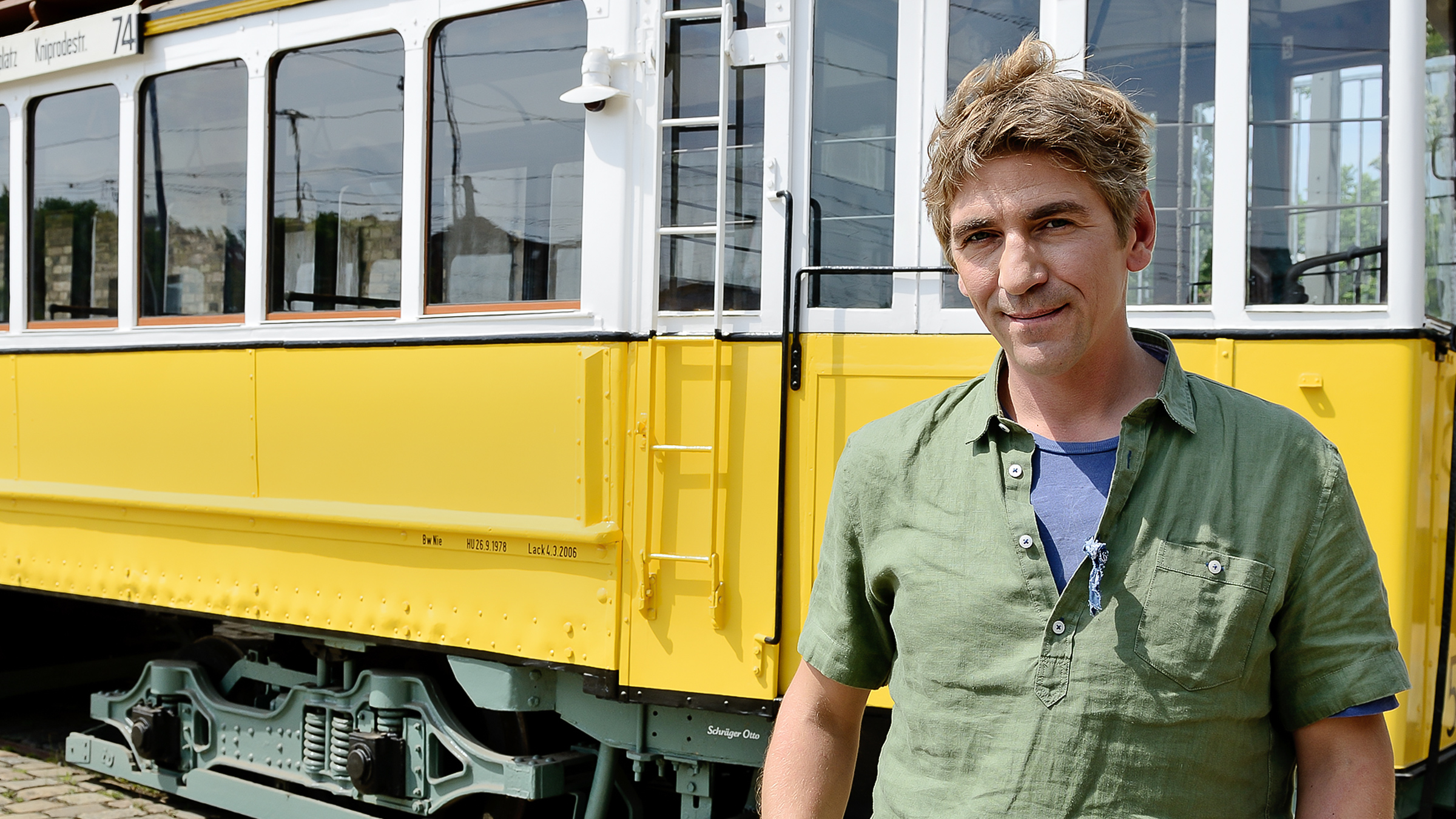 Eine rote Straßenbahn fährt durch die Stadt.