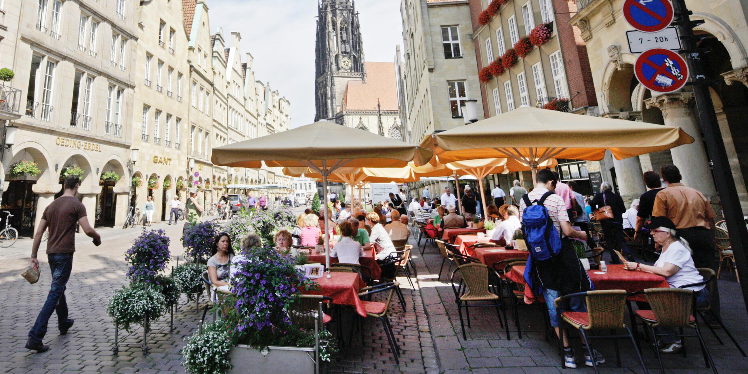 Straßencafé in der Innenstadt von Münster