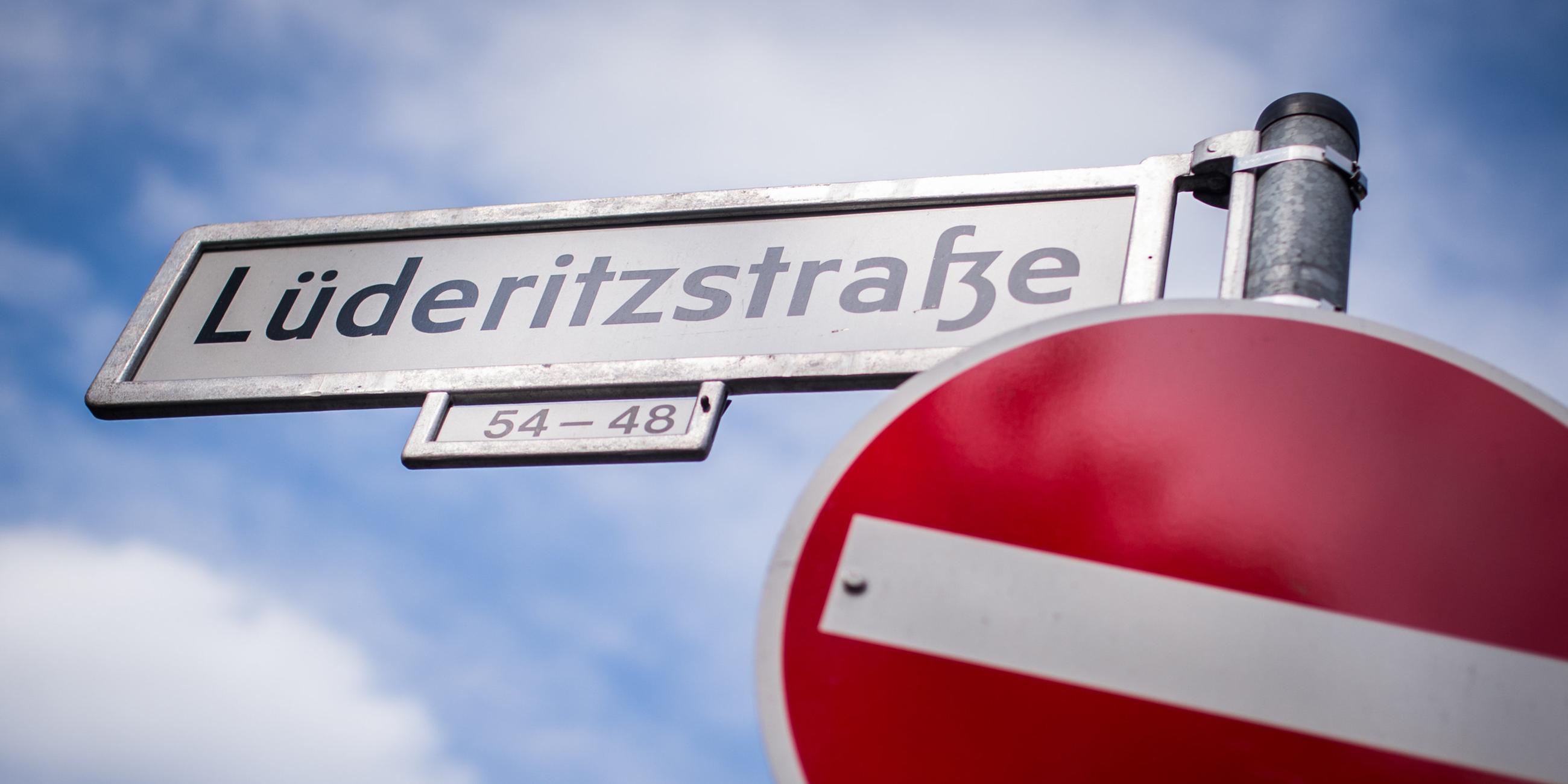 Ein Strassenschild der Lüderitzstrasse ist am 08.06.2017 in Berlin zu sehen.