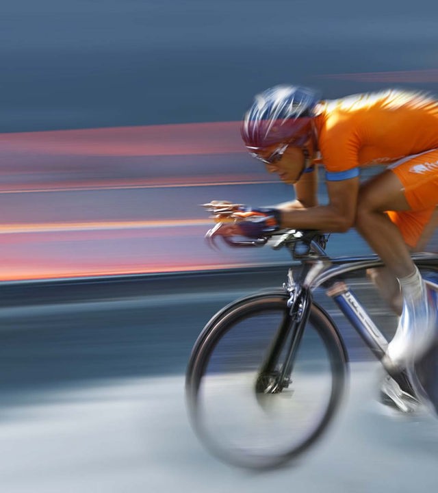 Symbolbild: Ein Mann auf einem Fahrrad, stilistisch verzerrt, um Schnelligkeit anzudeuten