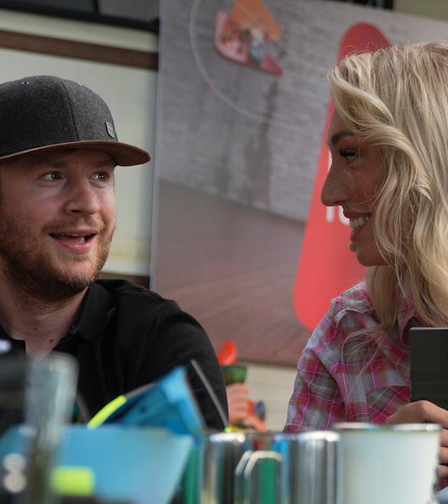 "Streamergarten -Folge 1: Die absoluten Highlights": Host Nova (r.) und ein Gast sitzen vor dem Streamergarten-Campermobil und unterhalten sich.