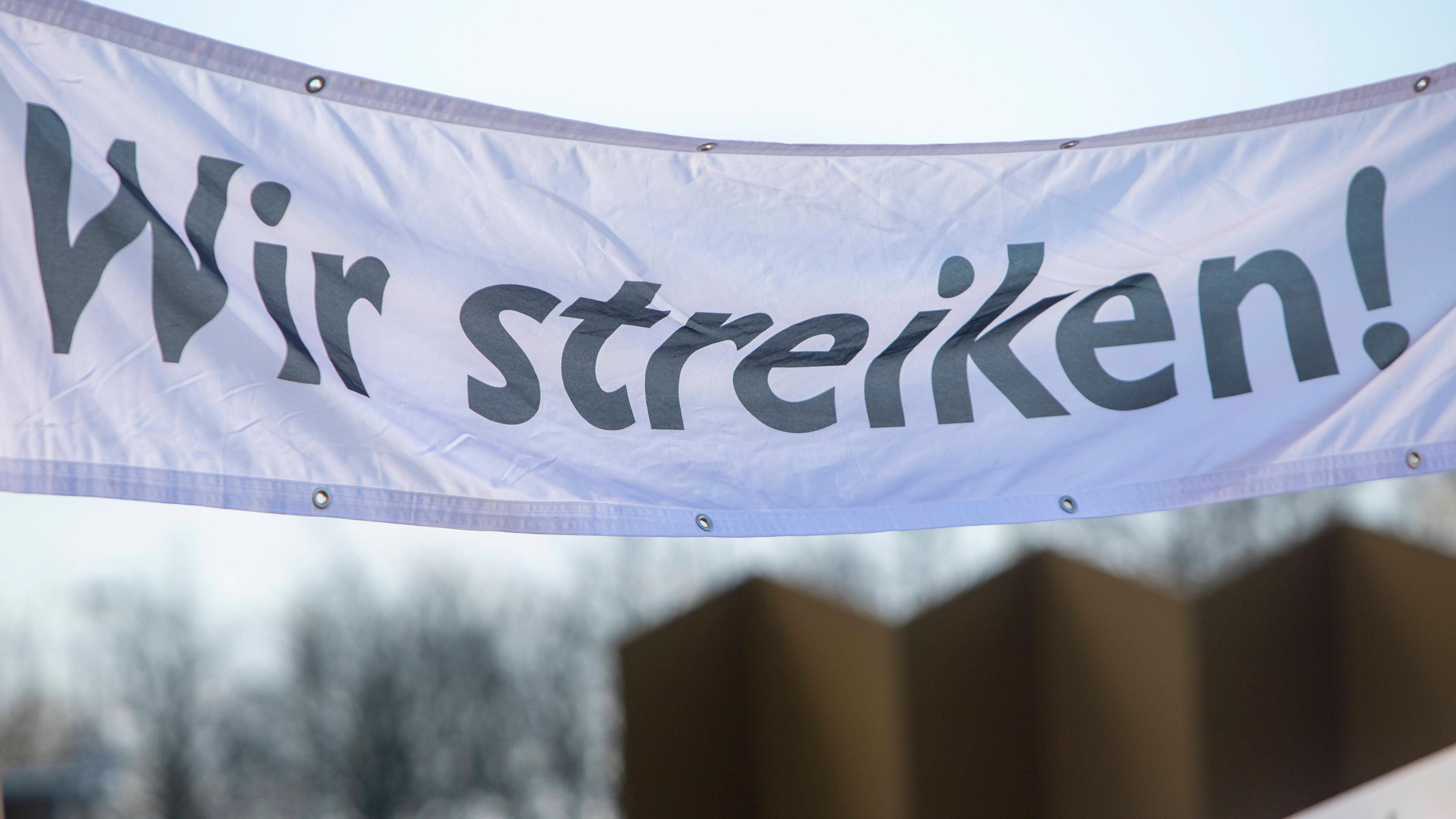 Banner mit der Aufschrift: "Wir streiken!"
