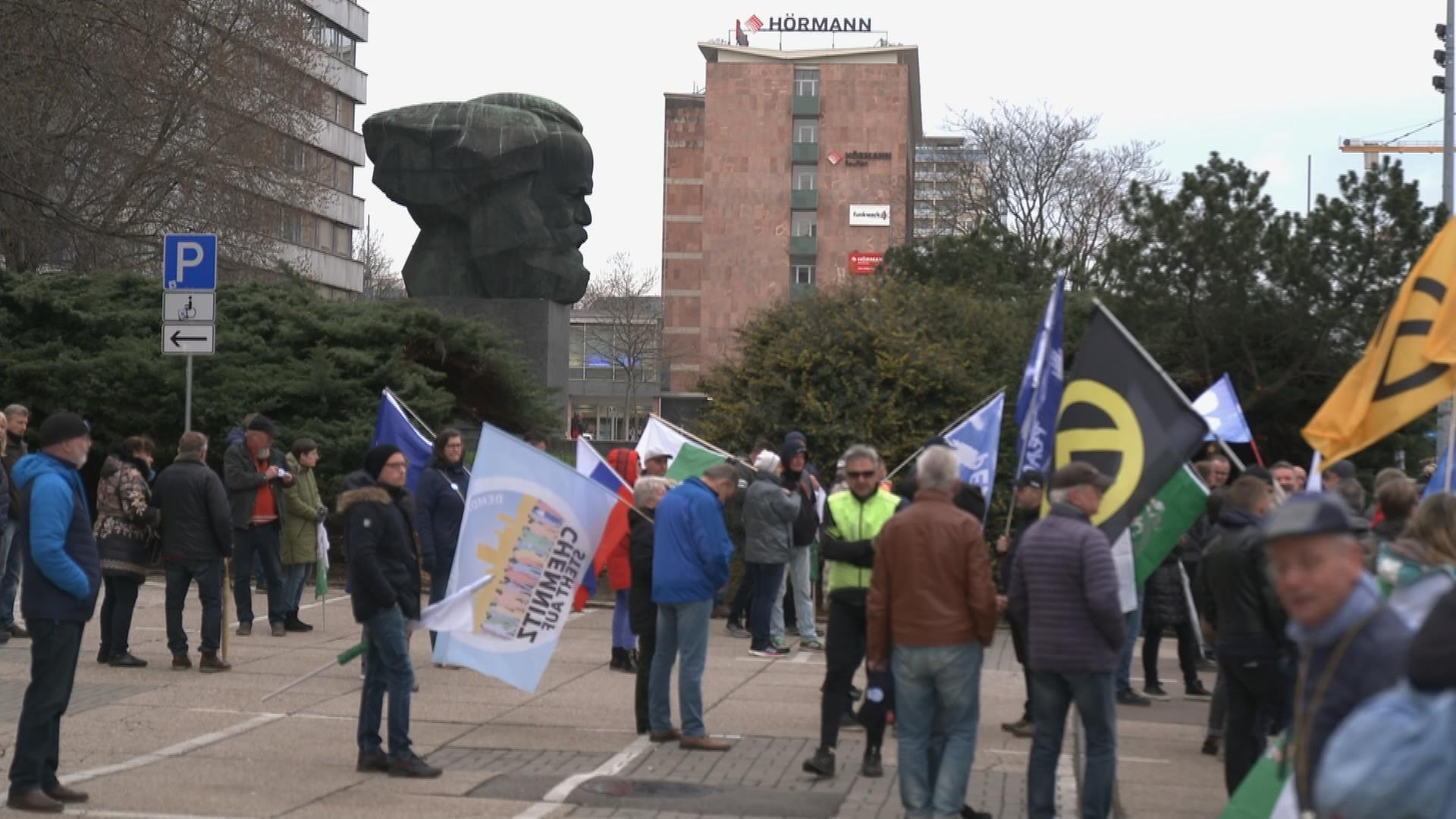 Auf dem Bild ist in Chemnitz ein fremdenfeindlicher Protest zu sehen.