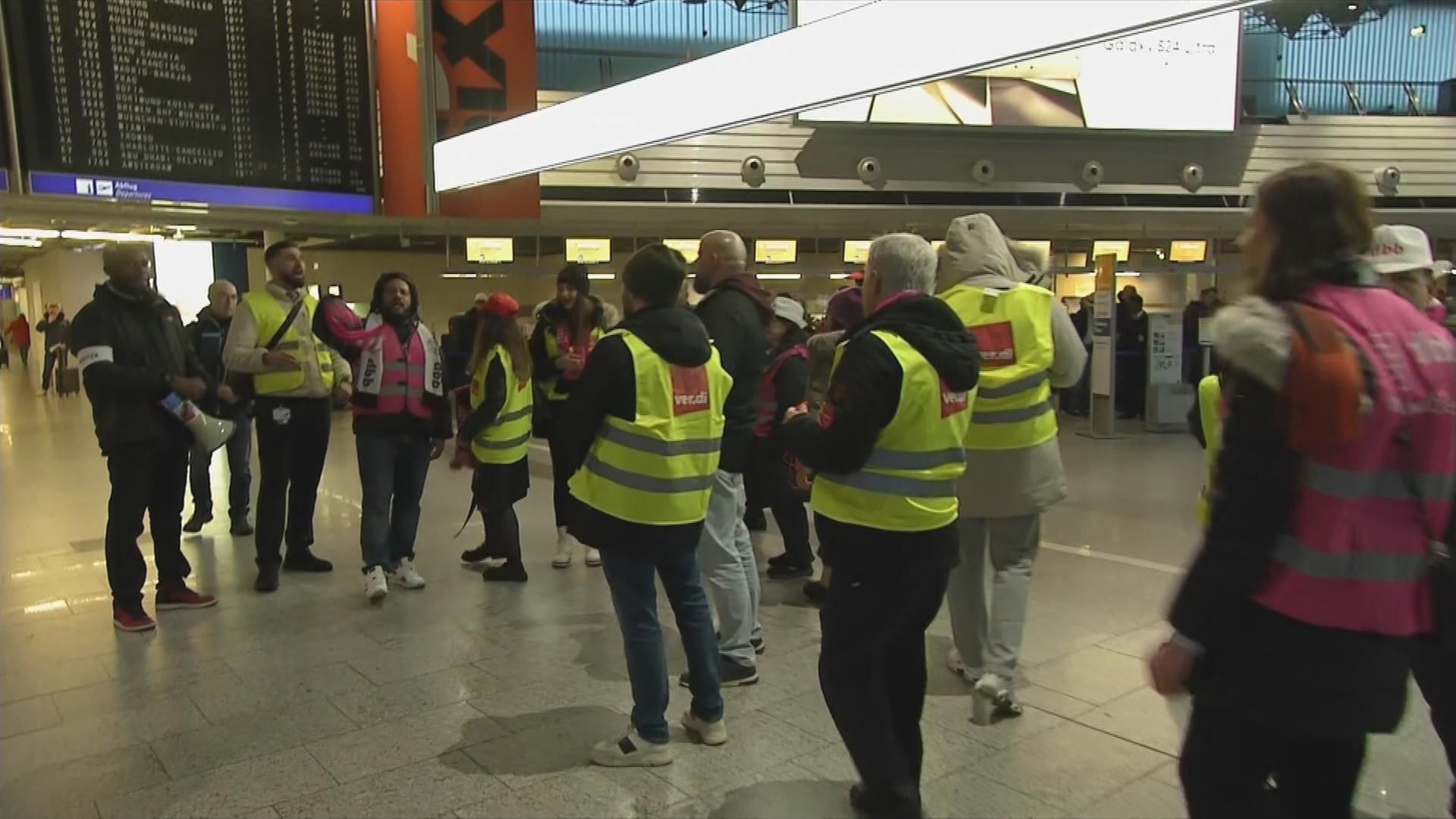 Auf dem Bild sieht man Menschen am Flughafen die streiken.