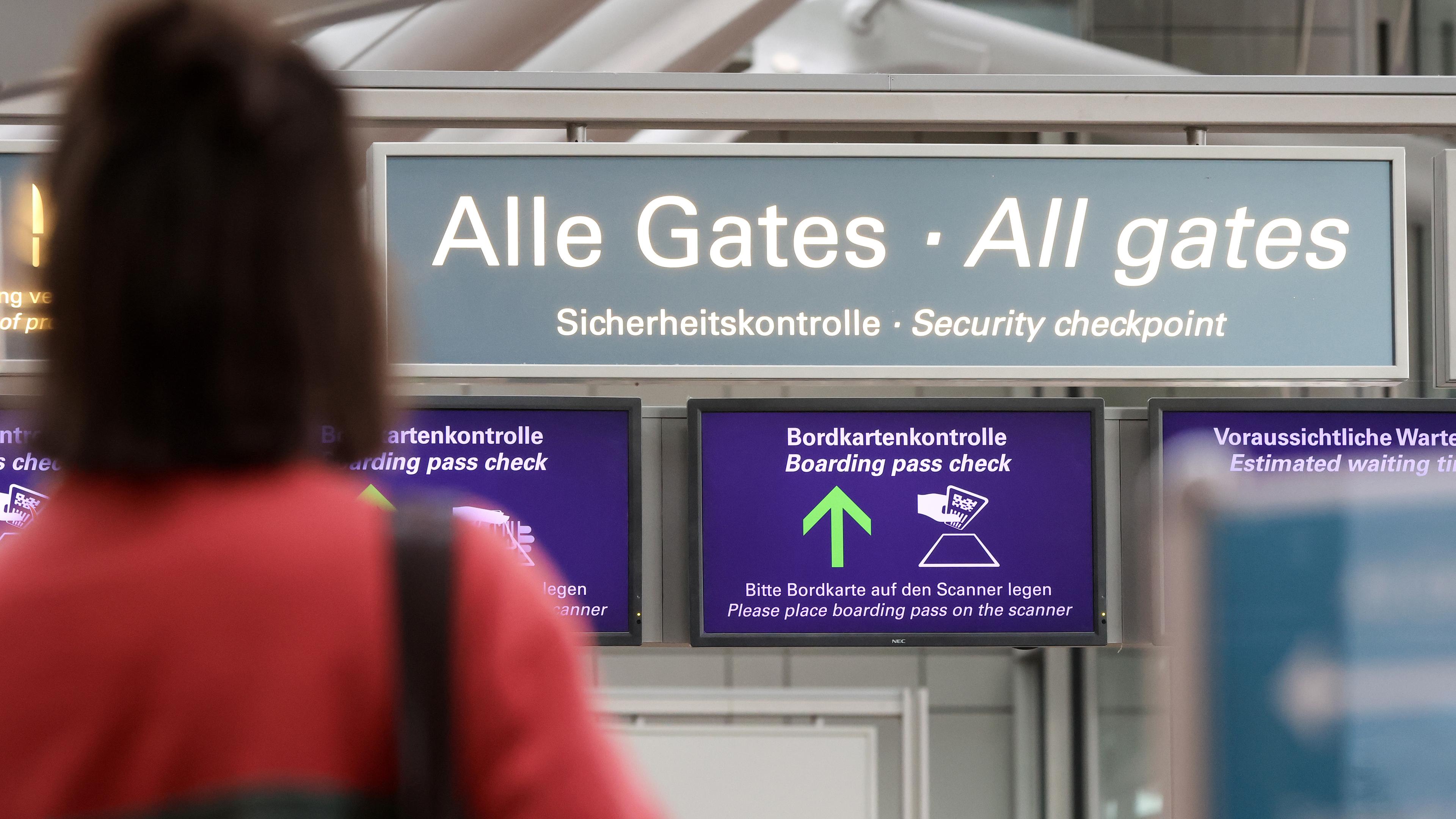 31.01.2024, Hamburg: Schilder weisen den Weg zur Sicherheitskontrolle am Hamburger Flughafen. Die Gewerkschaft Verdi hat Beschäftigte im Luftsicherheitsbereich am Flughafen Hamburg für Donnerstag (01.02.2024) zu einem ganztägigen Warnstreik aufgerufen.