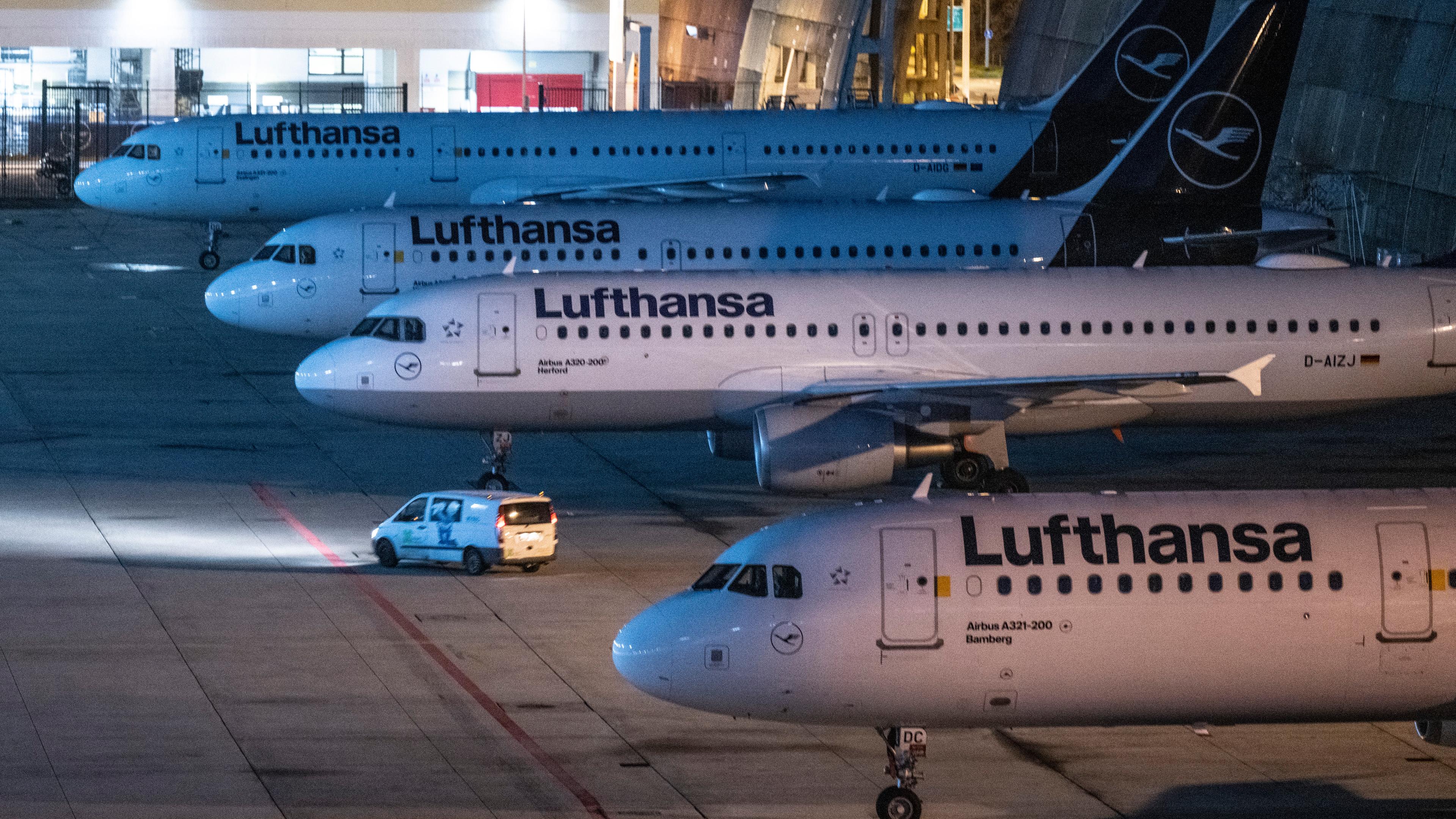 Mehrere Flugzeuge der Lufthansa stehen am Boden des Frankfurter Flughafens.