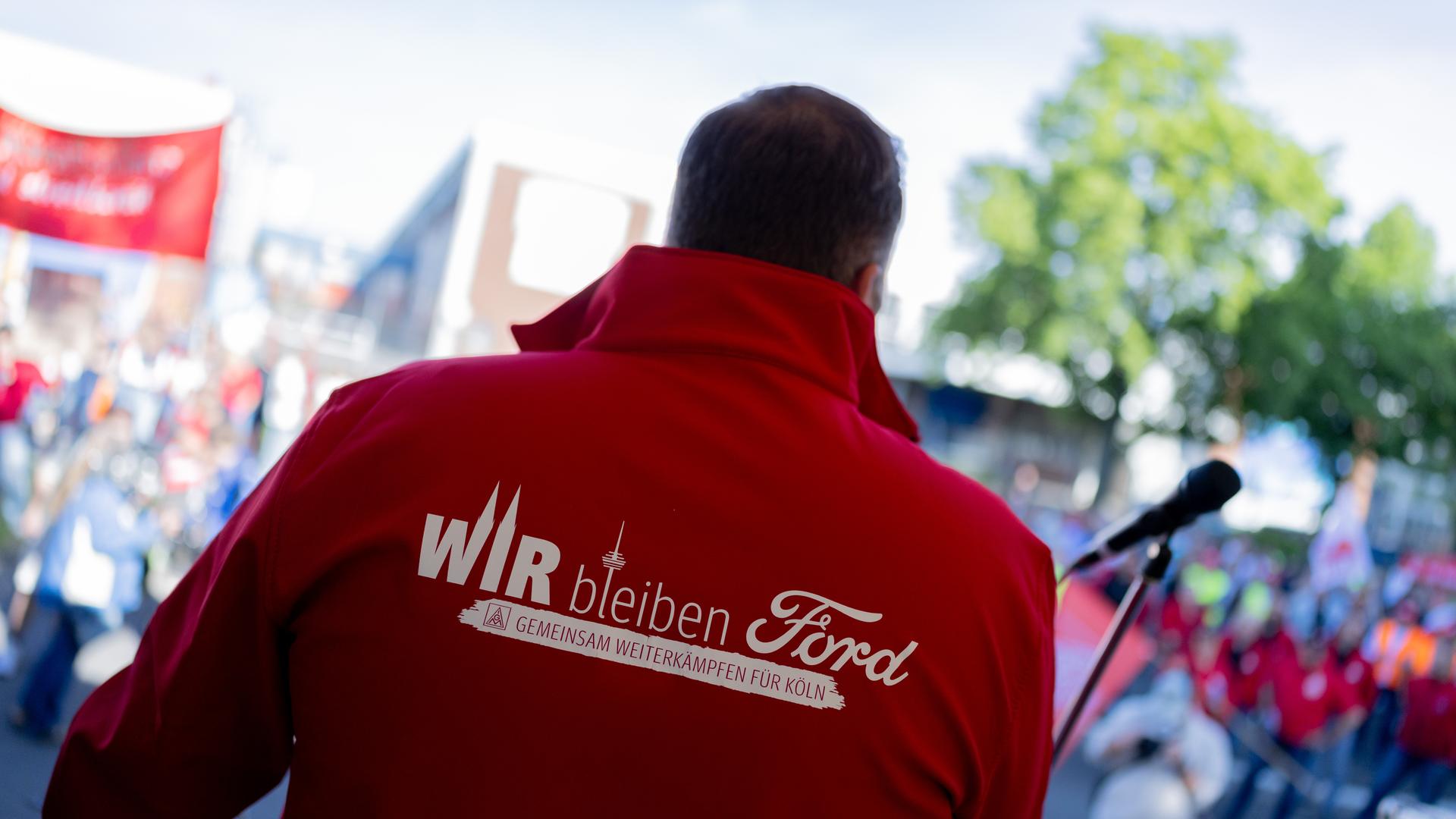  Ein Mitarbeiter trägt eine Jacke mit der Aufschrift Wir bleiben Ford - Gemeinsam weiterkämpfen für Köln beim ersten Streik der Geschichte vor den Kölner Ford-Werken. 
