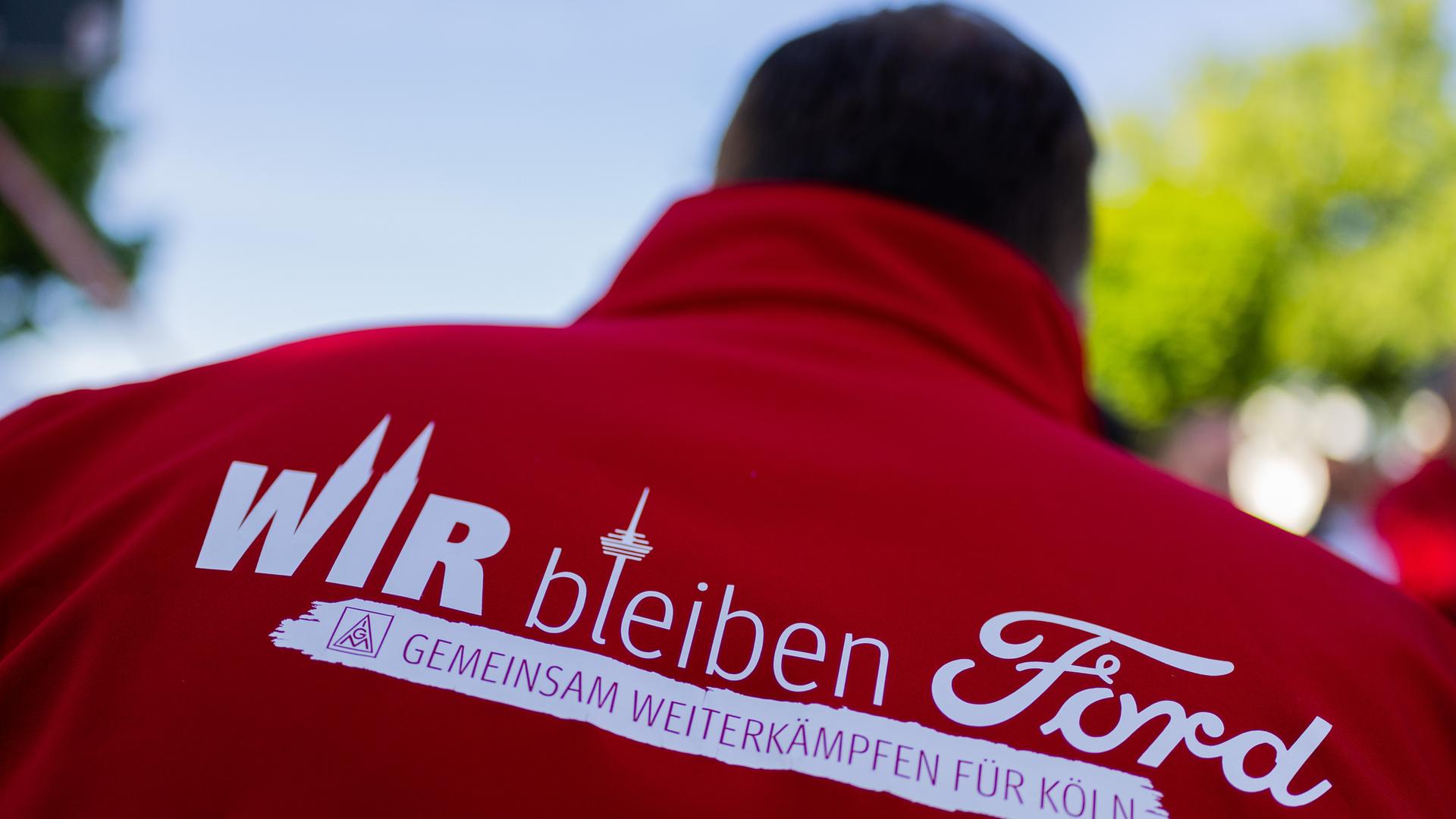 Ein Mitarbeiter trägt eine Jacke mit der Aufschrift Wir bleiben Ford - Gemeinsam weiterkämpfen für Köln beim ersten Streik der Geschichte vor den Kölner Ford-Werken.