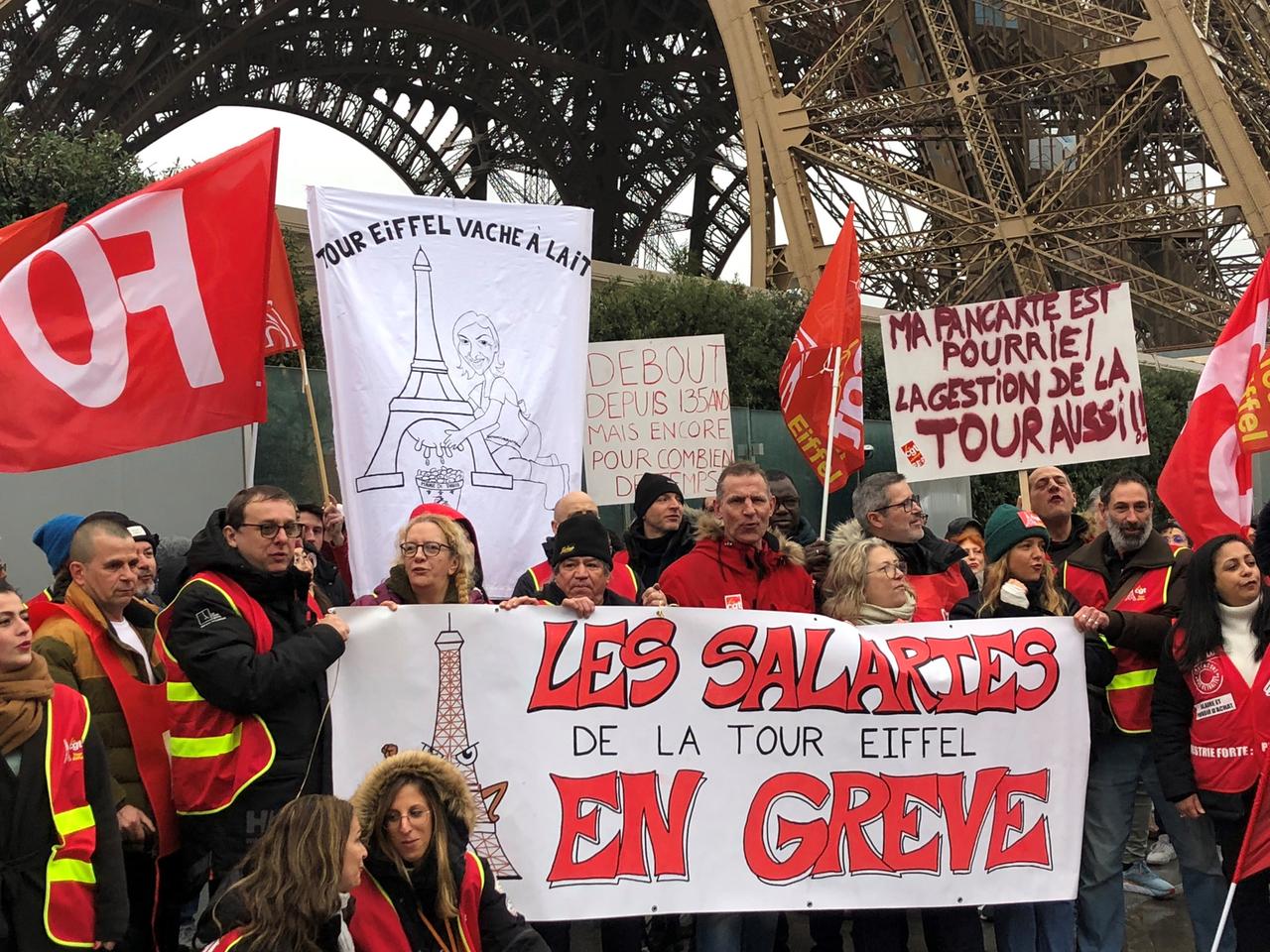 Beschäftigte des Eiffelturms demonstrieren vor dem Wahrzeichen am 22.02.2024.