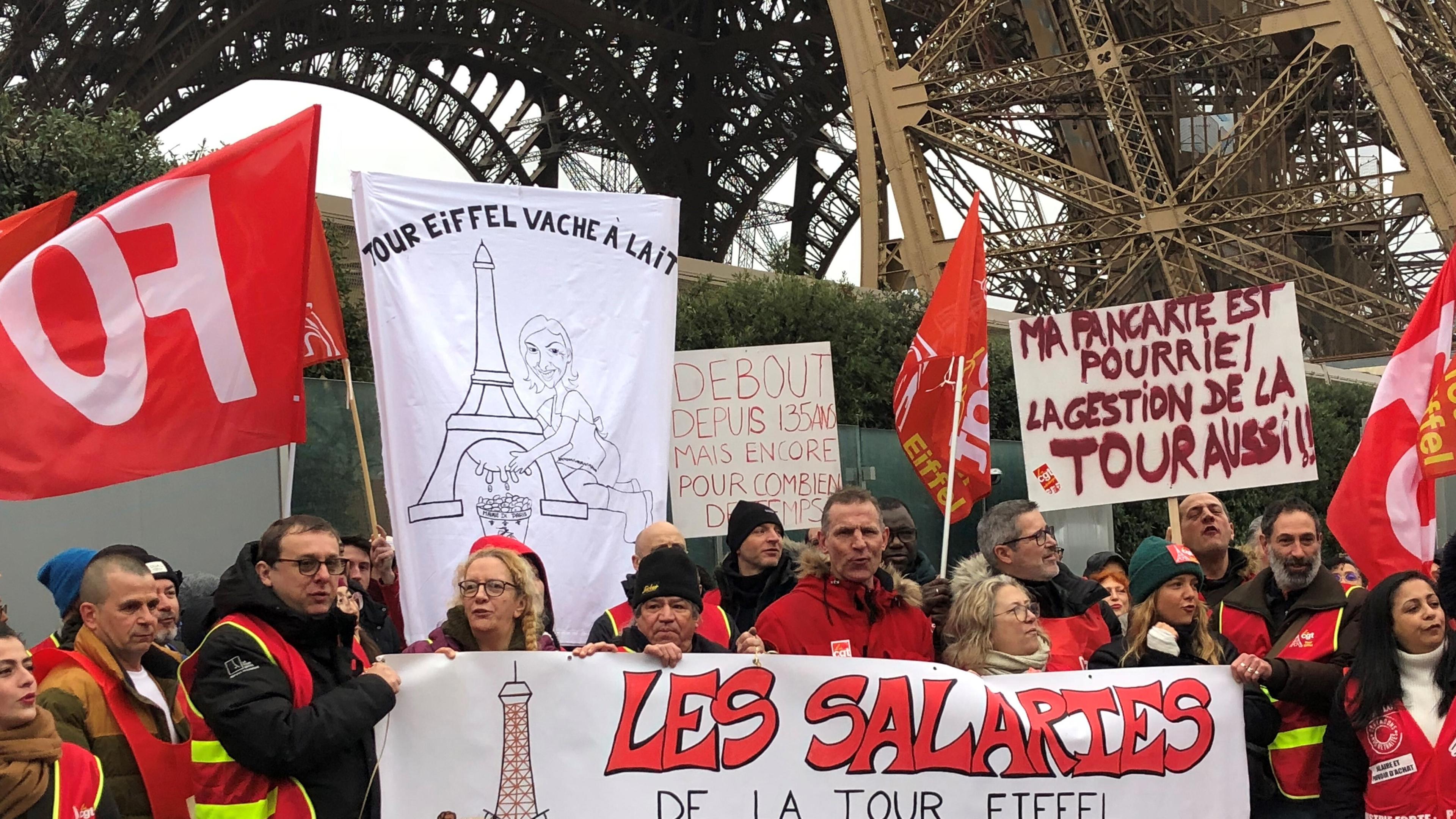 Beschäftigte des Eiffelturms demonstrieren vor dem Wahrzeichen am 22.02.2024.