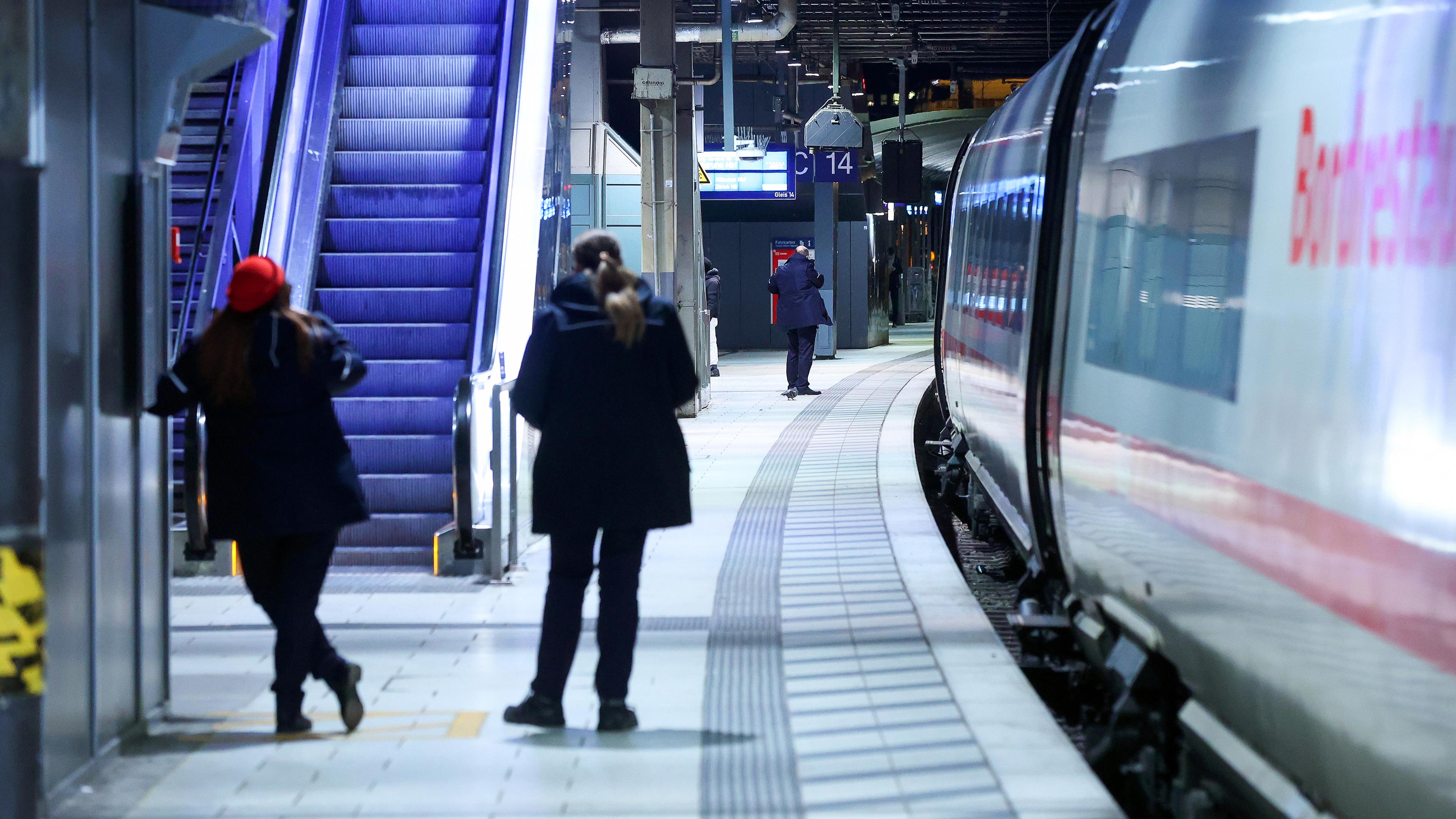 Hamburg: Ein ICE steht im Hauptbahnhof zur Abfahrt bereit.