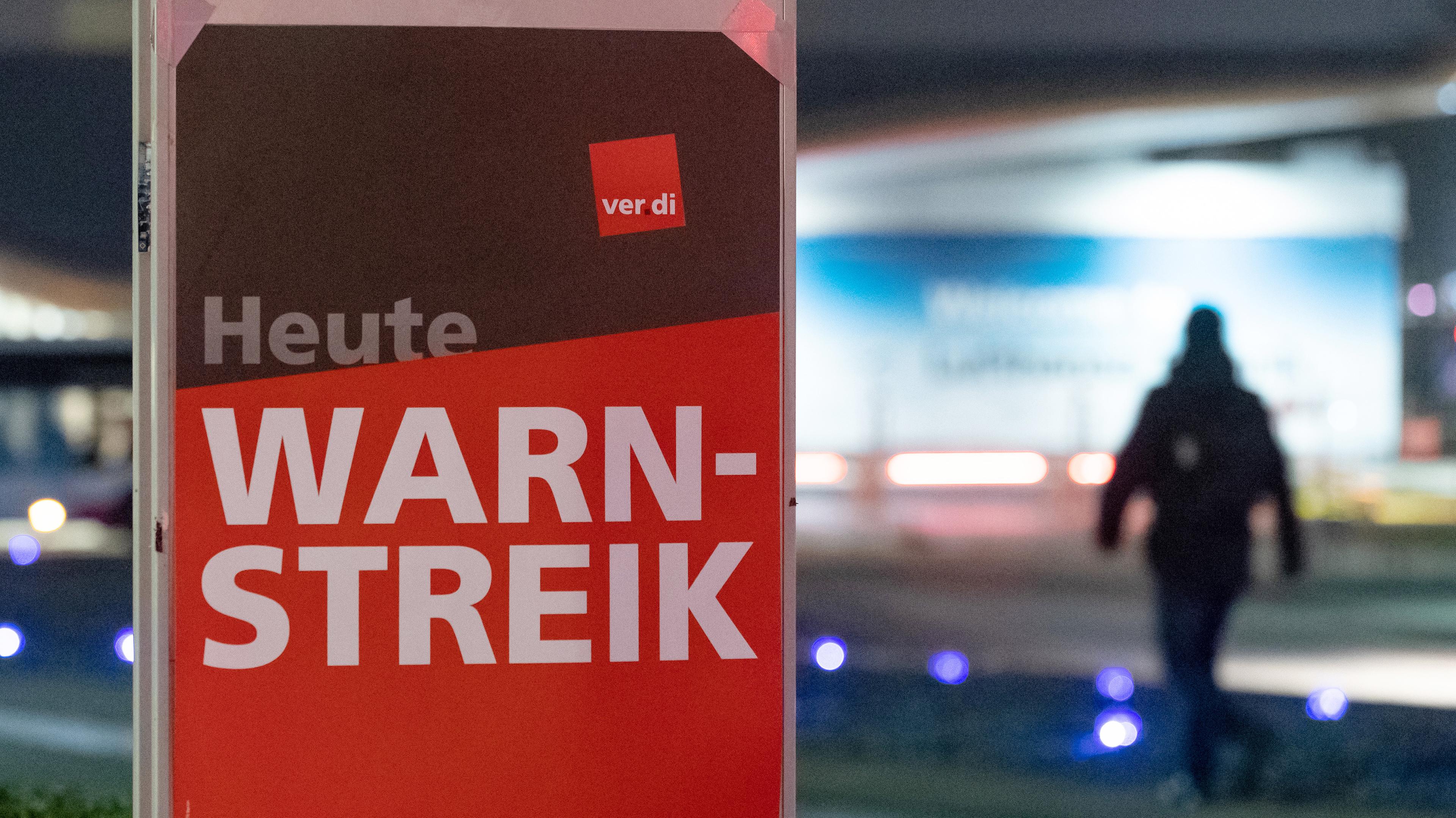 Ein Plakat mit der Aufschrift «Heute Warnstreik» hängt bei der Lufthansa Technik in Hamburg, aufgenommen am 28.02.2024 in Hamburg