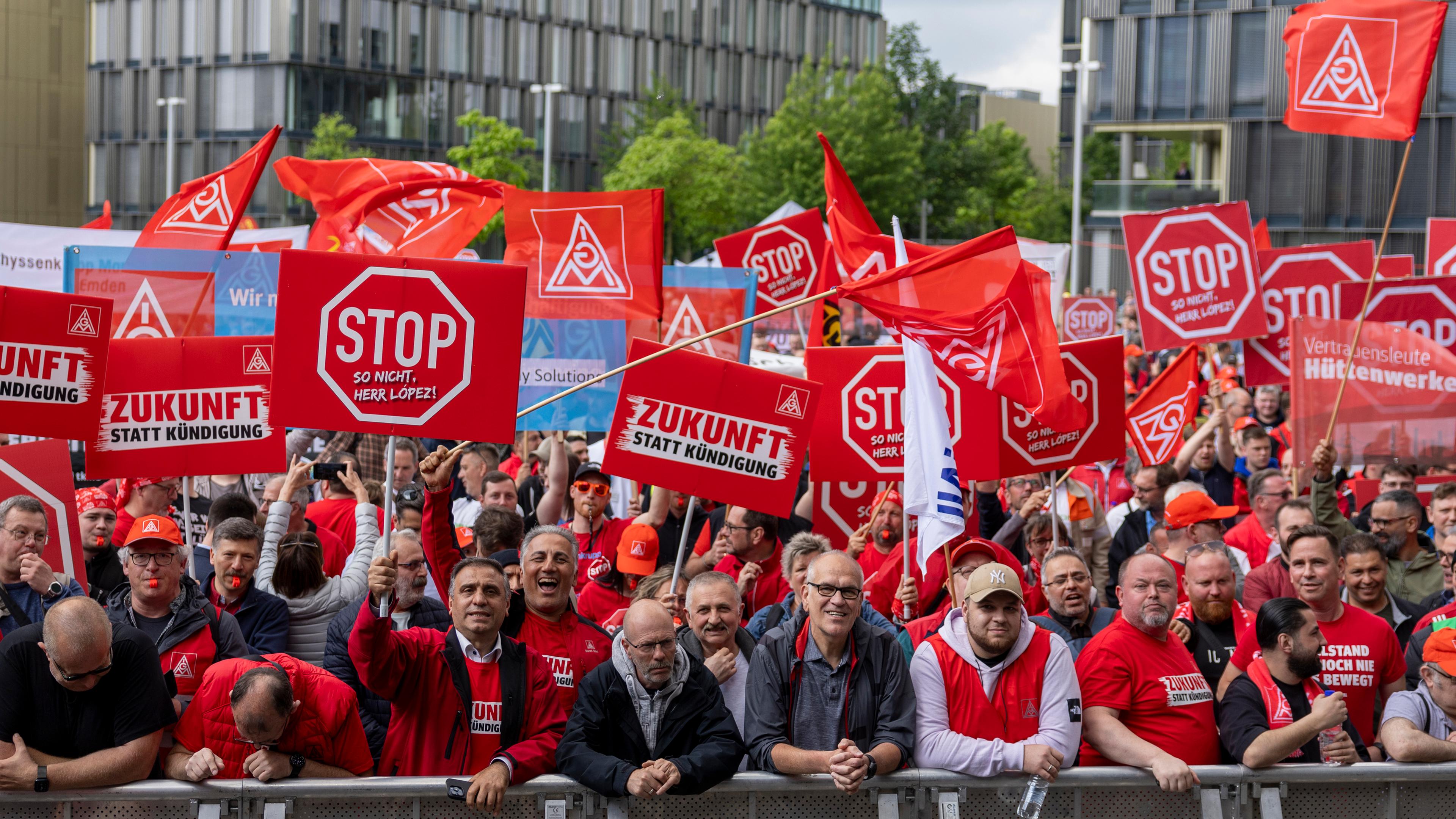 Stahlarbeiter von Thyssenkrupp demonstrieren bei einer Kundgebung der IG Metall vor dem Hauptsitz von Thyssenkrupp in Essen, 23.05.2024. 