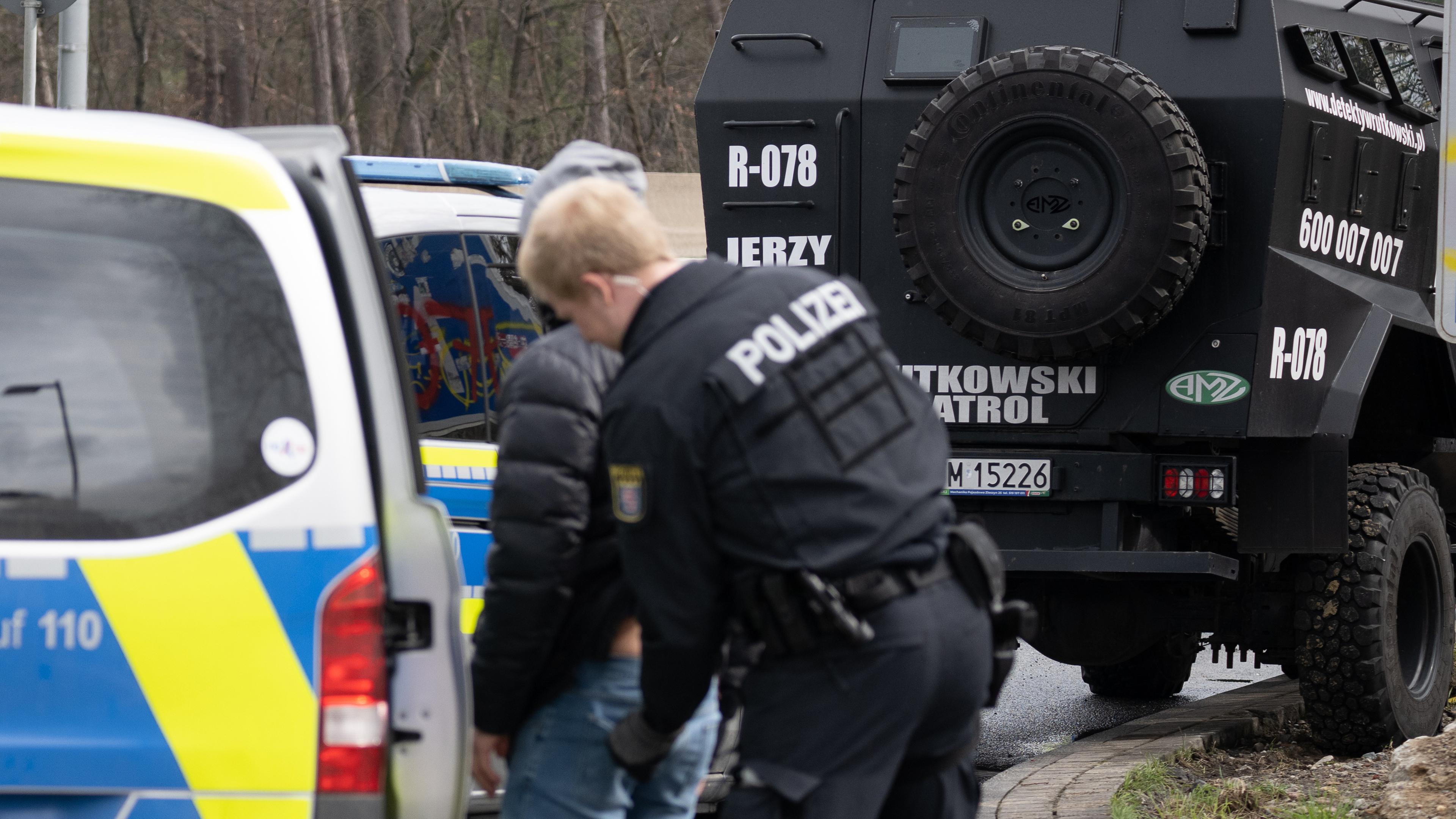 Hessen, Weiterstadt: Ein gepanzerter Wagen des Sicherheitsdienstes steht nach einem Polizeieinsatz auf der Raststätte Gräfenhausen.