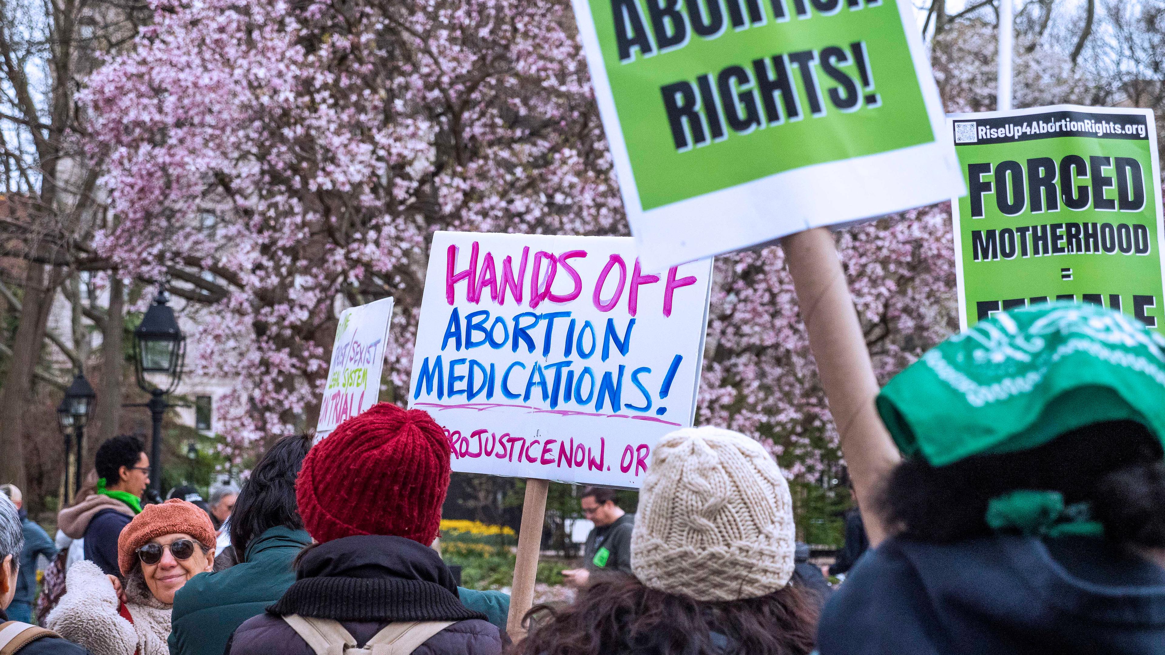 Menschen demonstrieren gegen die ausgesetzte Zulassung des Abtreibungsmedikaments Mifepriston in New York, aufgenommen am 08.04.2023