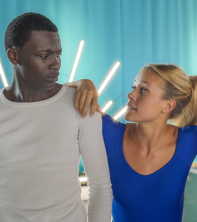 Lena (Mitte) möchte zwischen Isaac (links) und Jenna (rechts) vermitteln. Doch leider macht sie mit ihren Bemerkungen alles nur noch schlimmer.